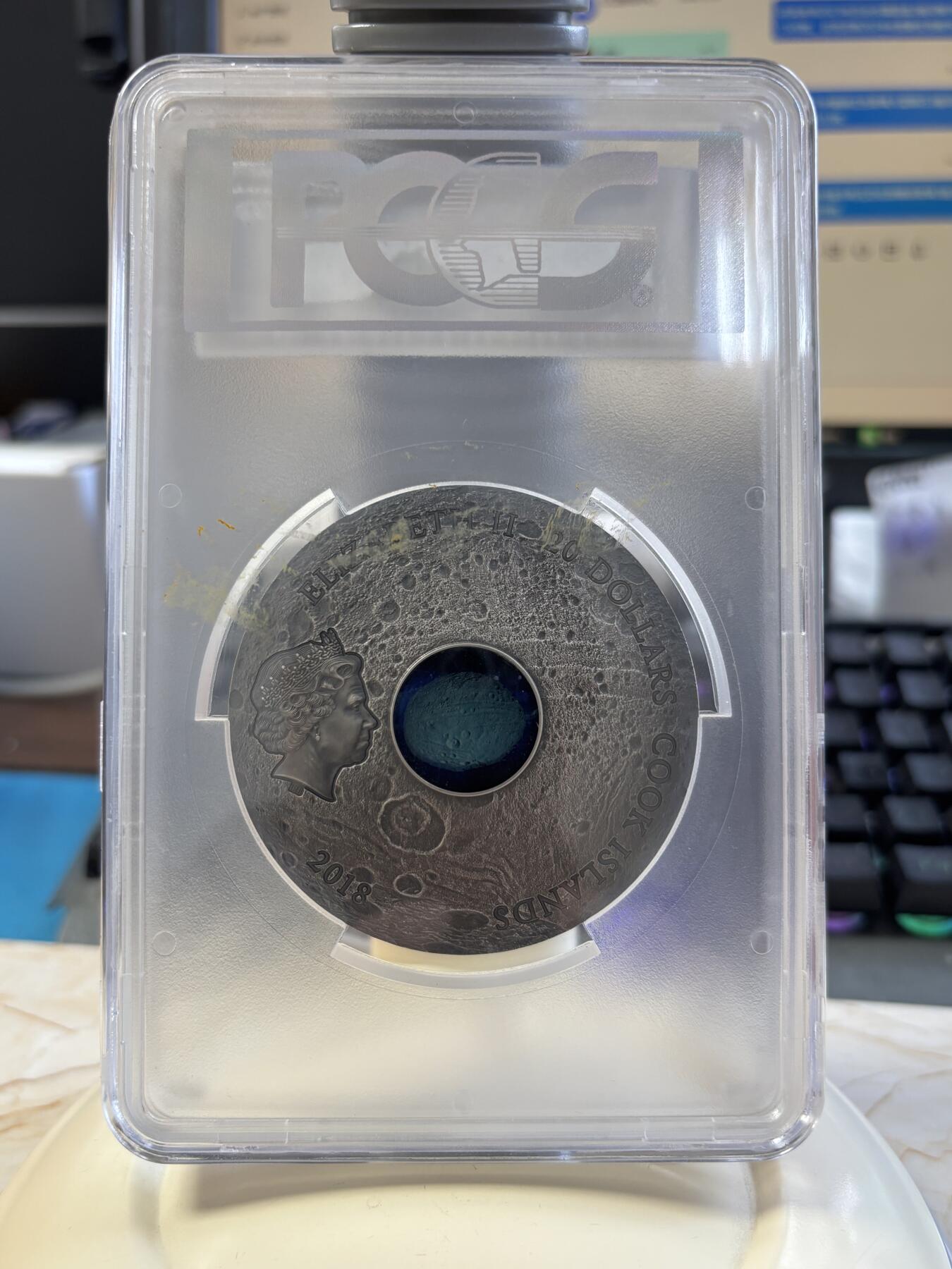 第183期拍卖  库克2018年灶神星镶嵌HED陨石仿古3盎司银币PCGS-MS70首无原盒证书，999银，发行333枚，