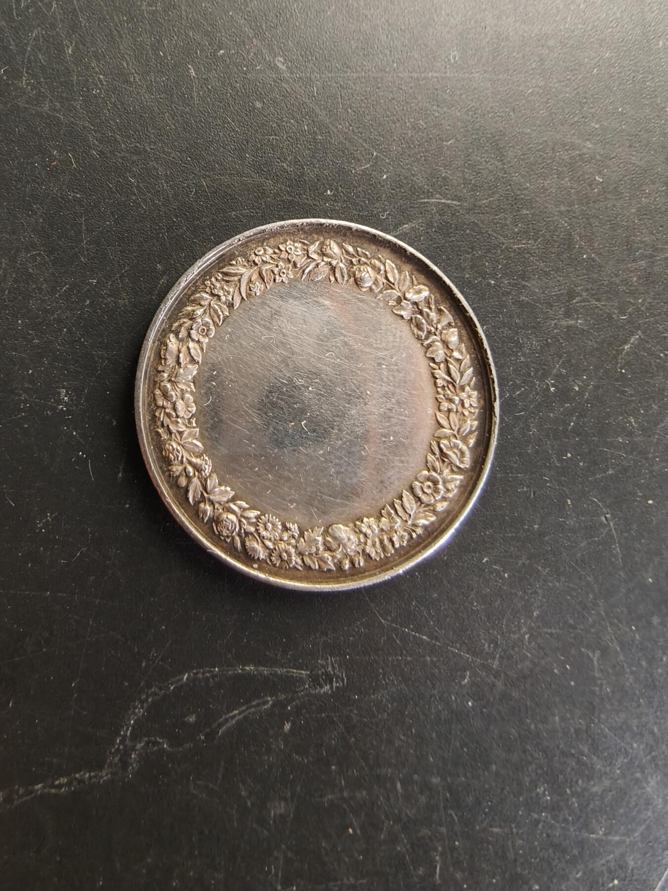 老王徽章第166期 法国银婚章    蜜蜂950银标    直径28mm.   重量10g