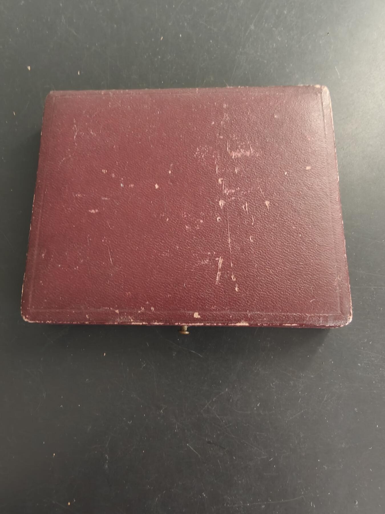 老王徽章第166期 法国新艺术玛丽安娜方形镀银大铜章     原盒     尺寸80×58mm.    重量106.2g