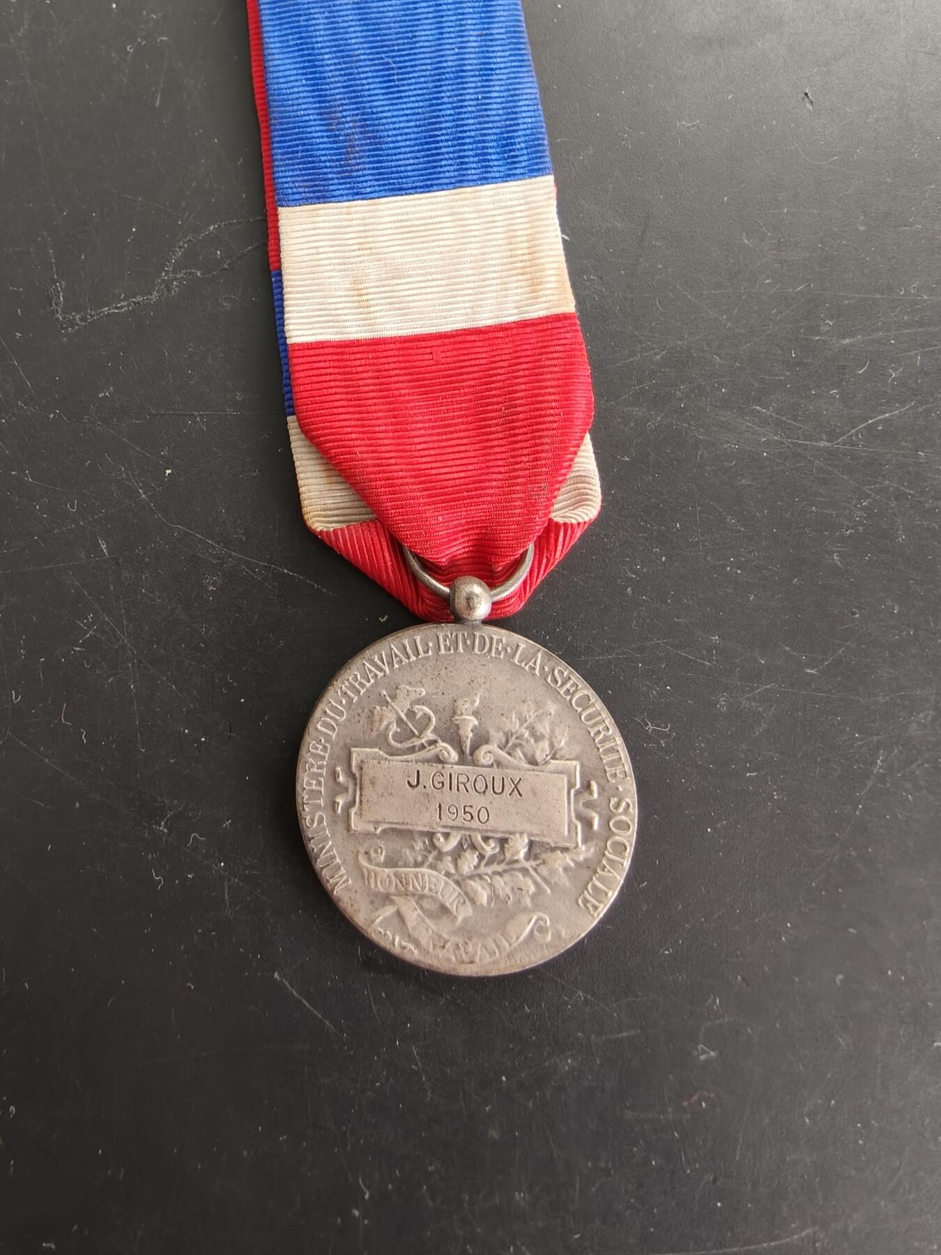 老王徽章第166期 法国银级劳工奖章     950银     11.7g