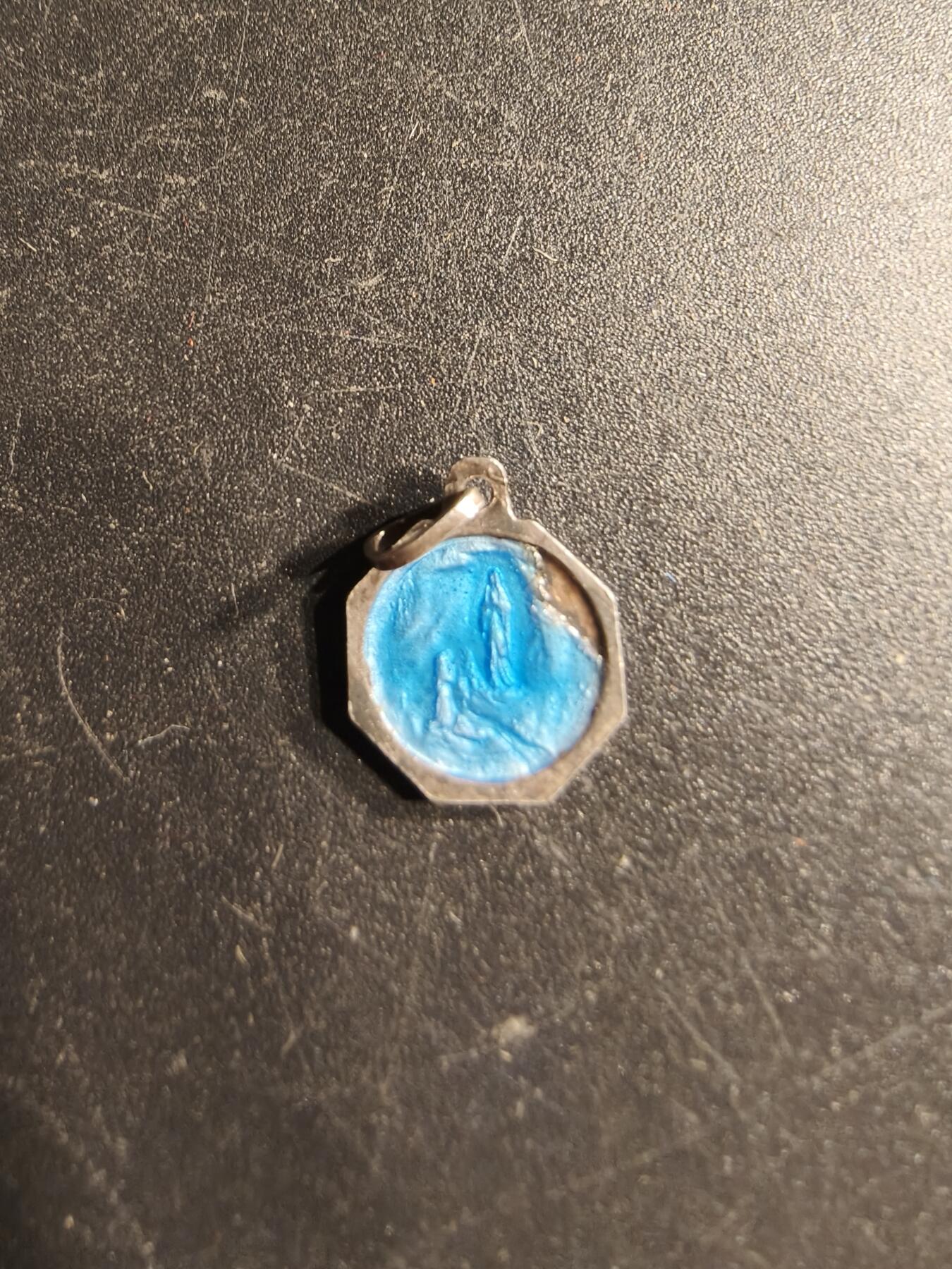 老王徽章第166期 法国天主教会纪念章    银质珐琅     0.7g