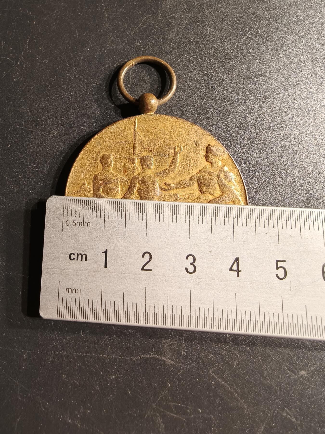 老王徽章第166期 法国体操协会镀金铜奖章     直径44mm.   重量39.5g