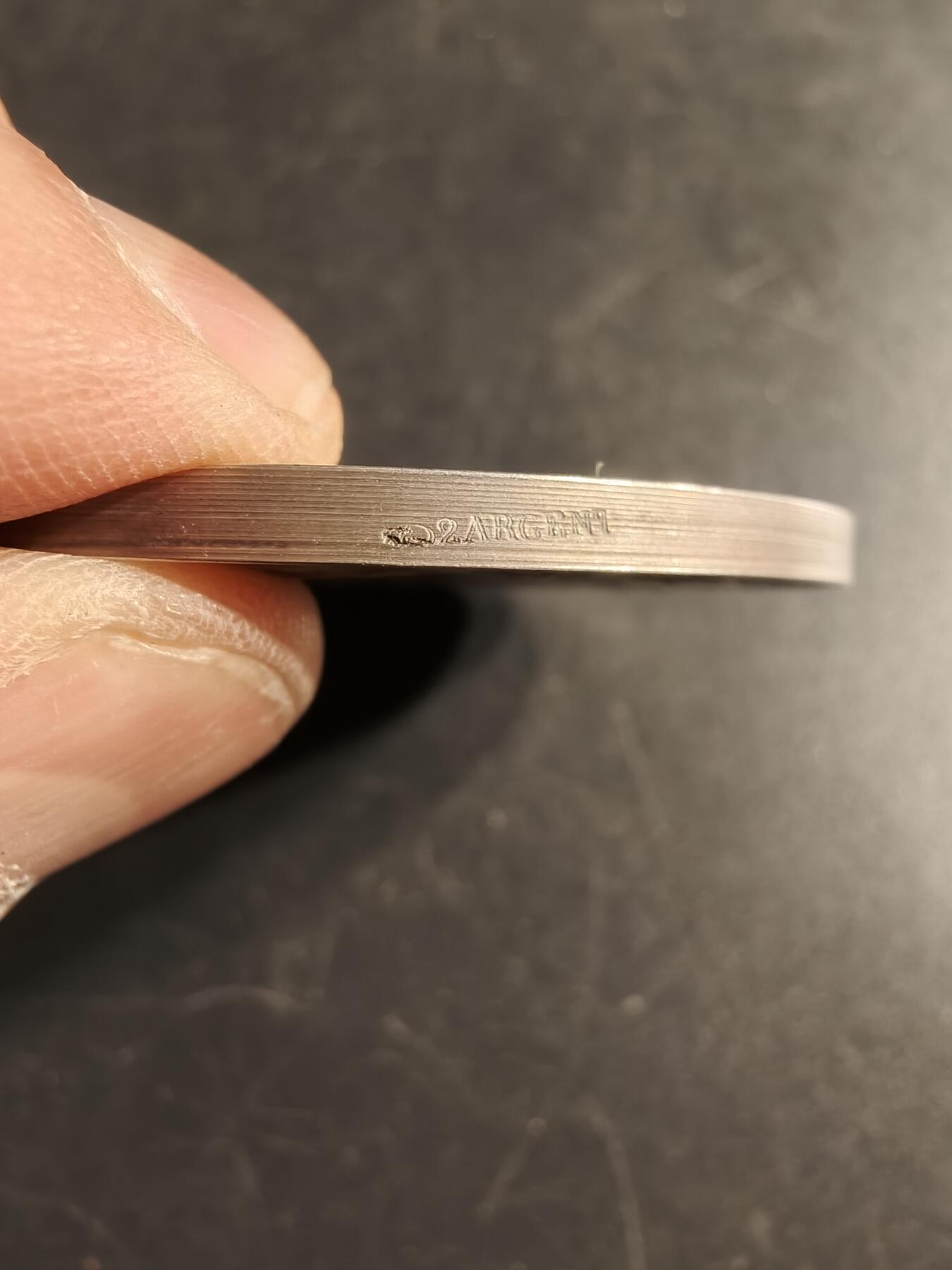 老王徽章第166期 法国太阳公司代理总监大银章     原盒800银    直径58mm.   重量87g