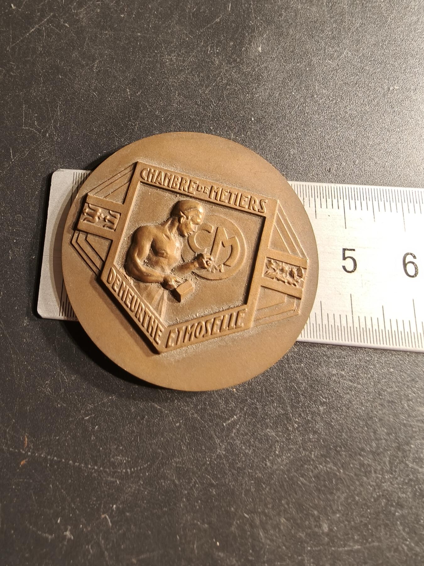 老王徽章第166期 法国默尔特-摩泽尔手工艺商会大铜章     直径44mm.    重量27.7g