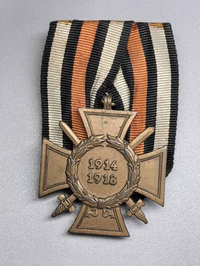 小驴勋章奖章收藏11月29日周六晚六点拍卖（珍爱和平，收藏战争，铭记历史，勿忘国耻，忠党爱国。有偿代拍，送拍规则在简介最后，参拍须阅读规则后再参拍，关系到运费包装发货时效真假辨别等关键信息，拍卖时不再发原图，看大图店主微信码在拍卖店铺介绍里） - 得3佩剑兴登堡奖章，钢制镀铜背打L.NBG标，礼服挂铁板部分为现代制作