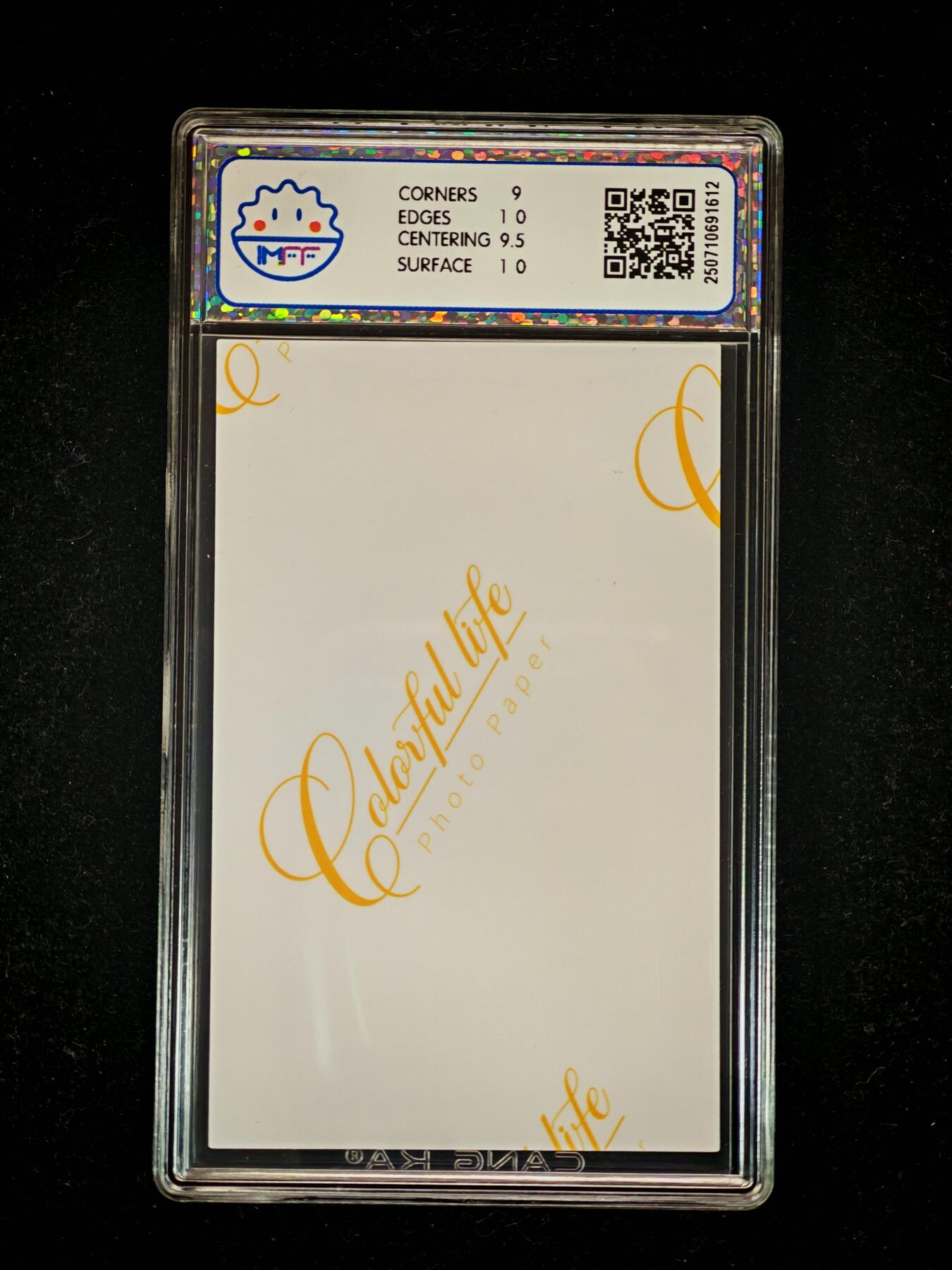 琦卡当当铺≯第23期★★回馈活动~买卖全部0佣金★★~【9点40结束】扫码加群抽[包邮券]~周六结束 海温利-茁影文化×余多多Dudu黑山梗菜（2)- 评级卡9.5-1张