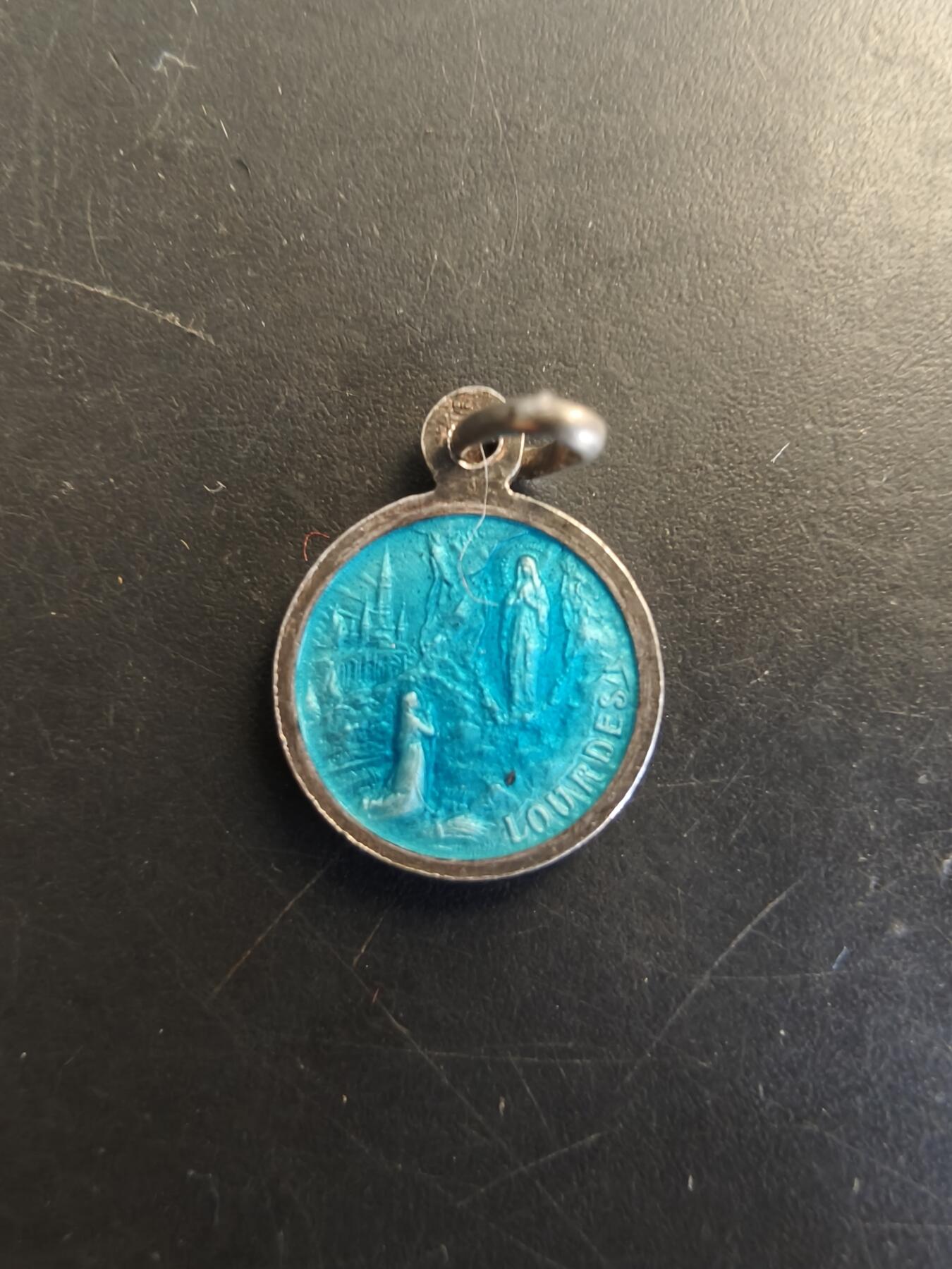 老王徽章第166期 法国天主教会纪念章    银质珐琅     0.8g