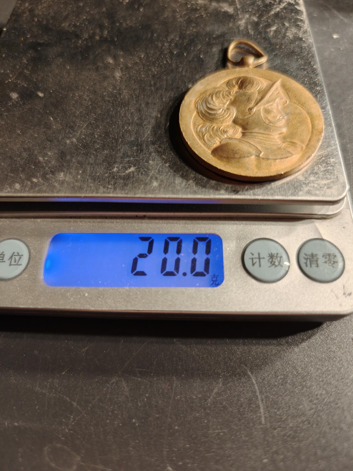 老王徽章第166期 法国孚日射击联盟镀金铜奖章     戎装战士形象       直径36mm.    重量20g