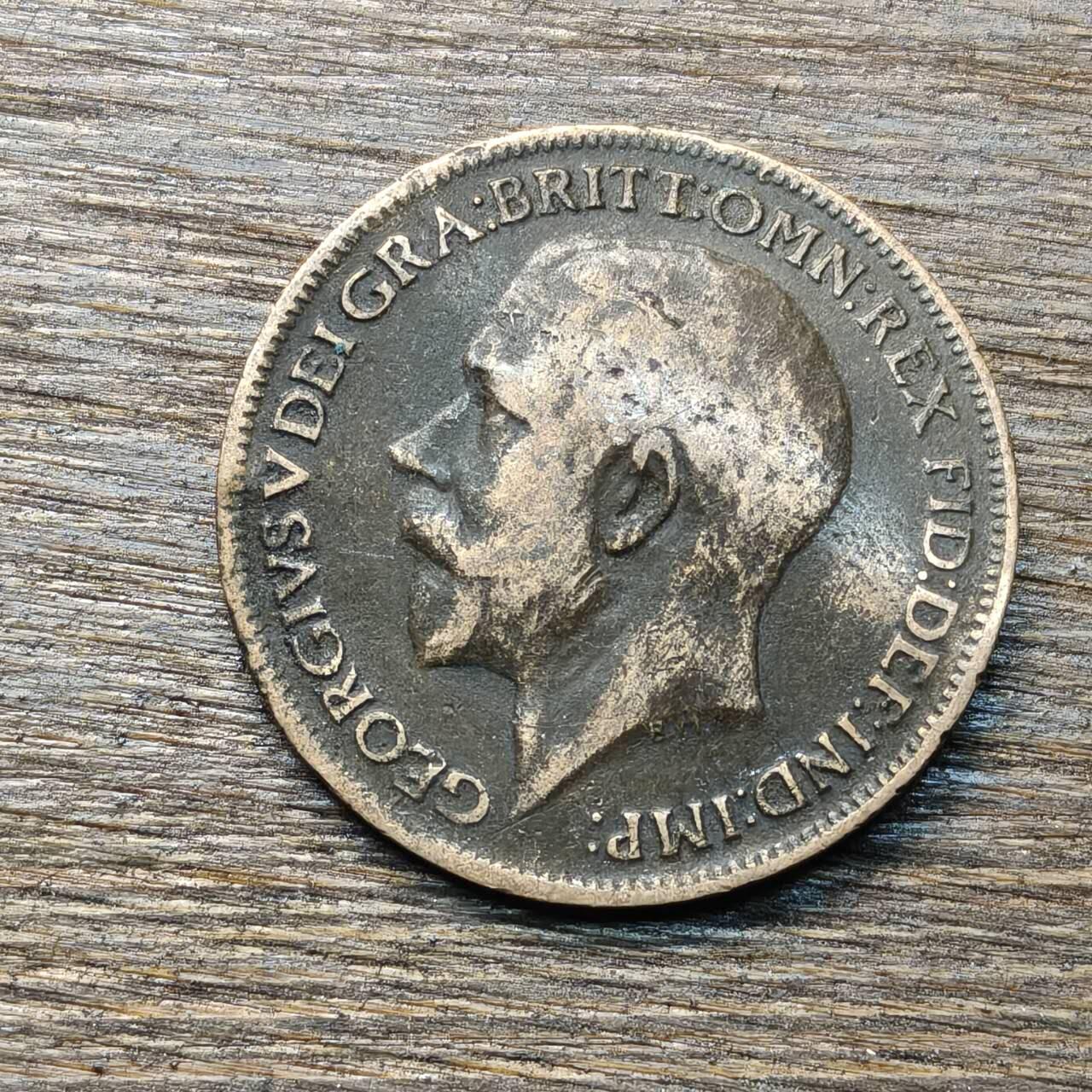 【铜匠收藏】★第133场★散币场，无佣金，30包邮。不满30元，支付5元运费。《接受代拍 代送NGC评级》 英国 1917年 1法新 铜币 乔治五世（币面弯折）