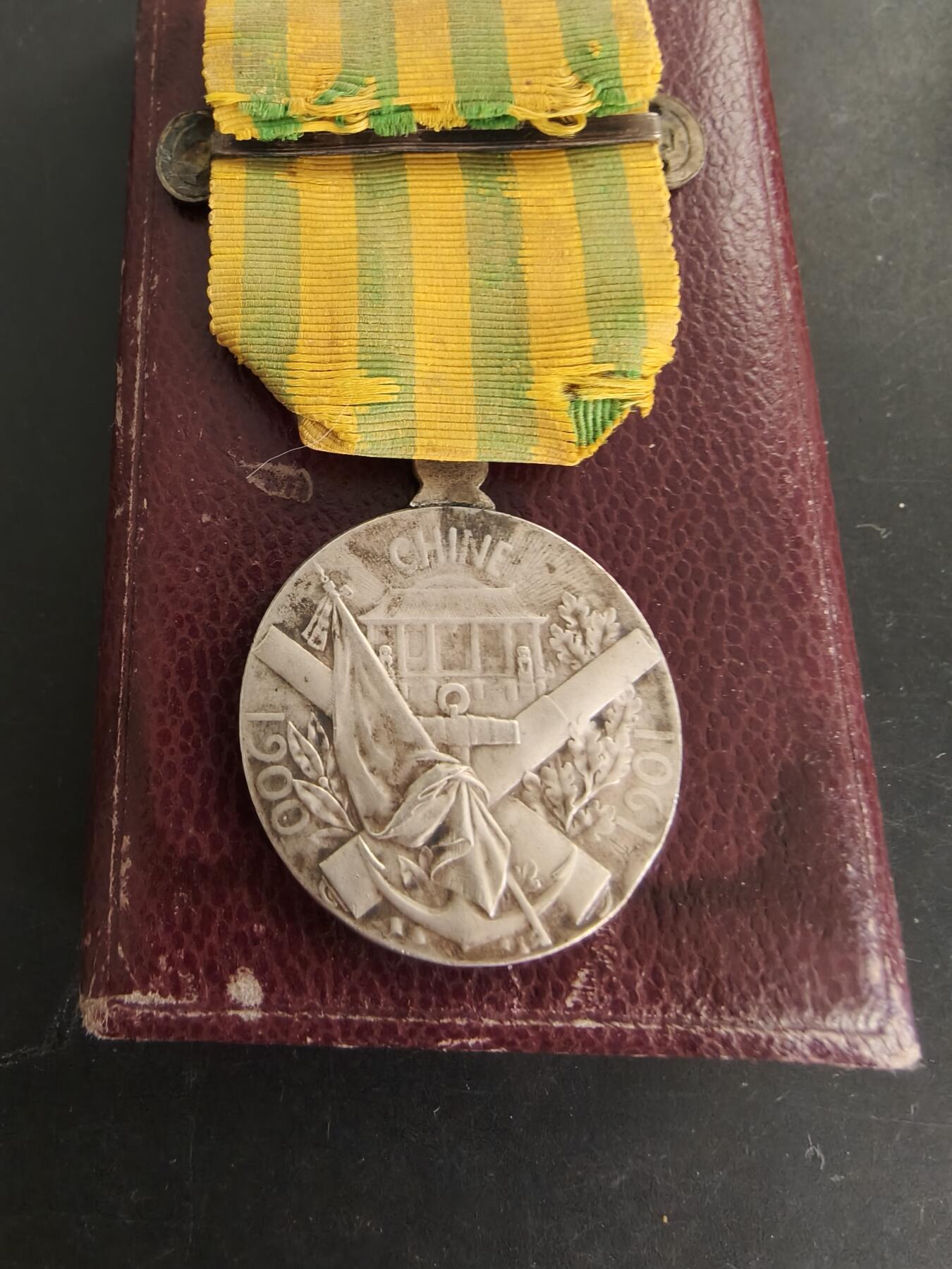 老王徽章第166期 法国1900庚子奖章    950银原著带勋条    原盒