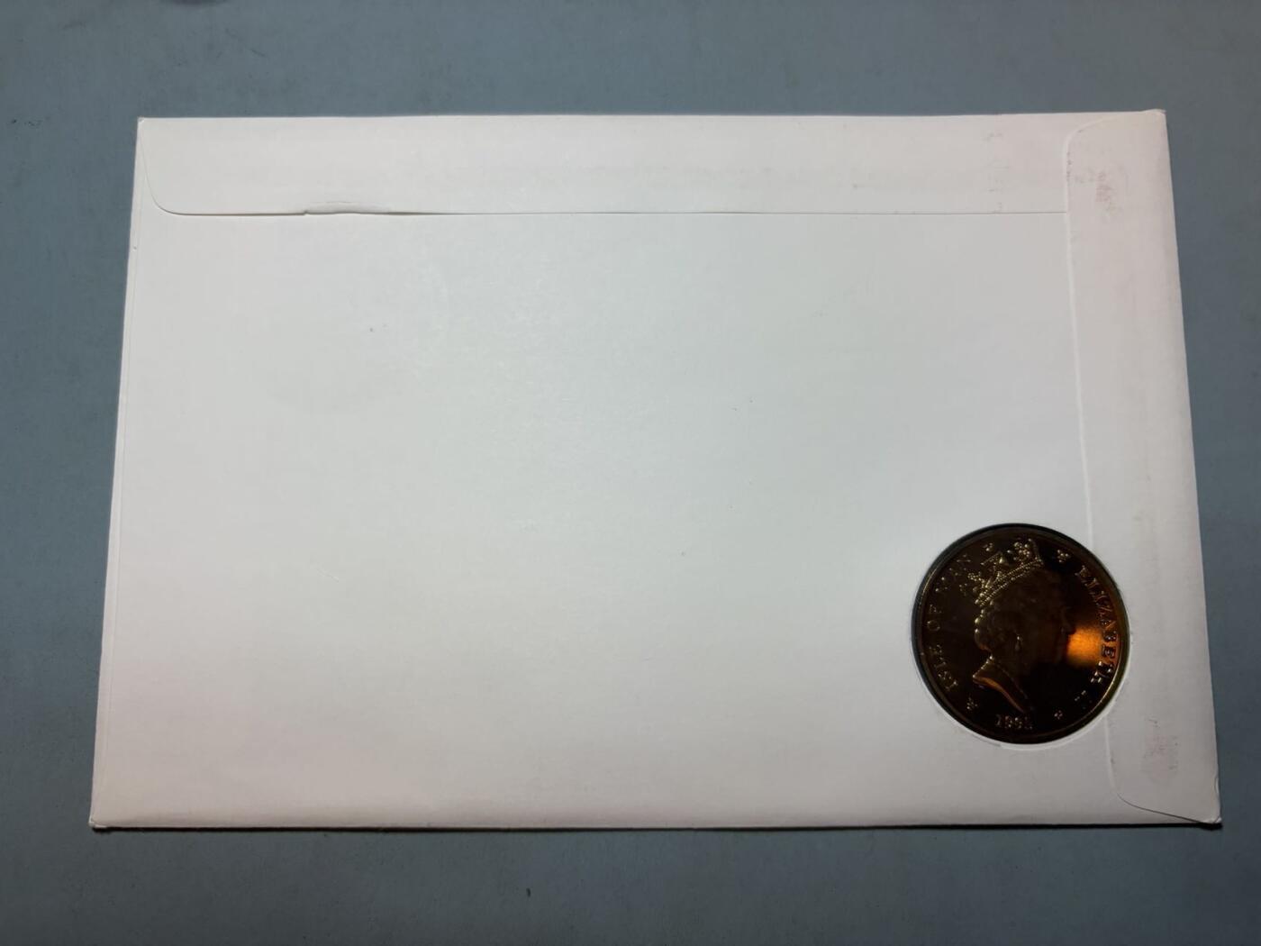 盛世勋华——号角文化勋章邮票专场拍卖第291期 英国马恩岛1995年二战欧洲战场胜利50周年首日收藏纪念币封，包括面值5克朗的丘吉尔克朗型纪念币，4枚二战之星和反映英国海陆空军奋勇作战的邮票，限量发行，编号为10999，少见品种，属于1995年VE Day50周年的主题邮票套装，包含军事装备、勋章等元素。