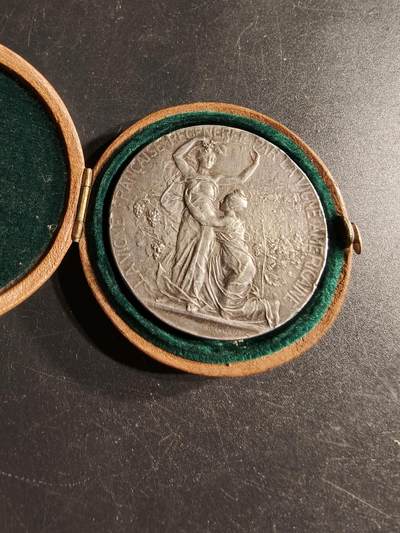 老王徽章第166期 - 法国农业协会百年大银章    原盒   大师里维特作品   950银   直径41mm.    重量36g