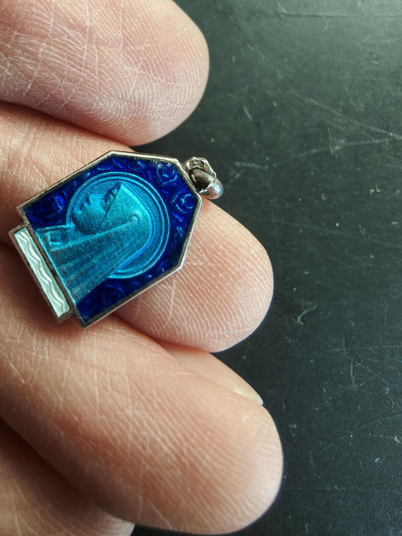 老王徽章第166期 法国天主教会纪念章    银质珐琅     1.9g