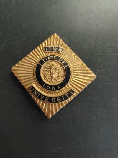 老王徽章第166期 - 美国爱荷华州立大学预备军官团大檐帽帽徽    背杆损坏