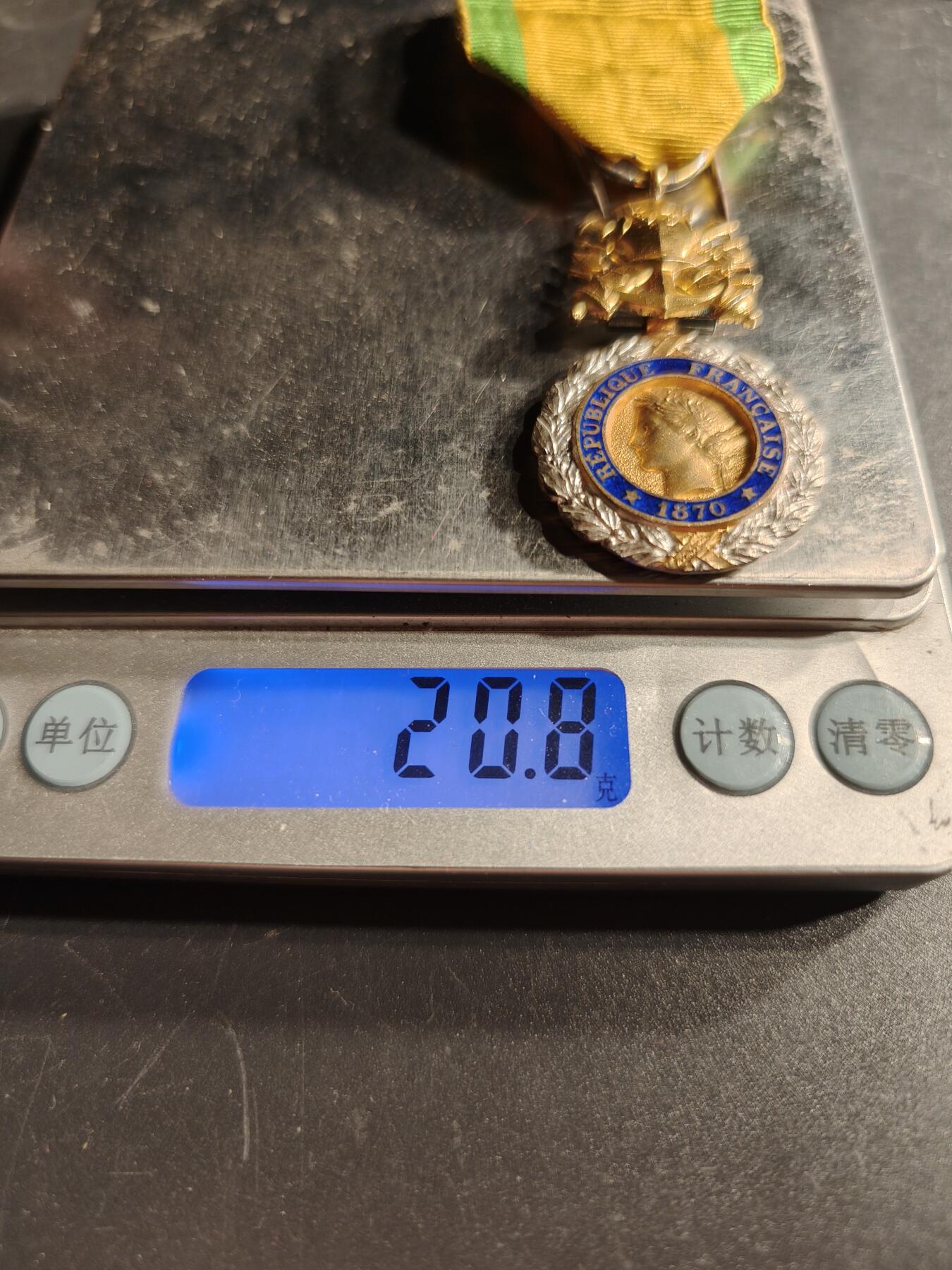 老王徽章第166期 法国军事奖章    原盒     三共时期    950银镀金珐琅