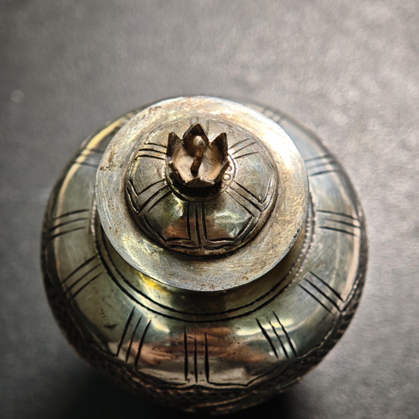 【德藏】世界币章拍卖第155期（拍品征集中~欢迎藏友联系） 回流龙凤雕花银瓶 瓶高约：83.4mm（含盖），瓶身直径约：50.8mm，瓶盖直径约：29.6mm，瓶重约：54.5g（含盖)）