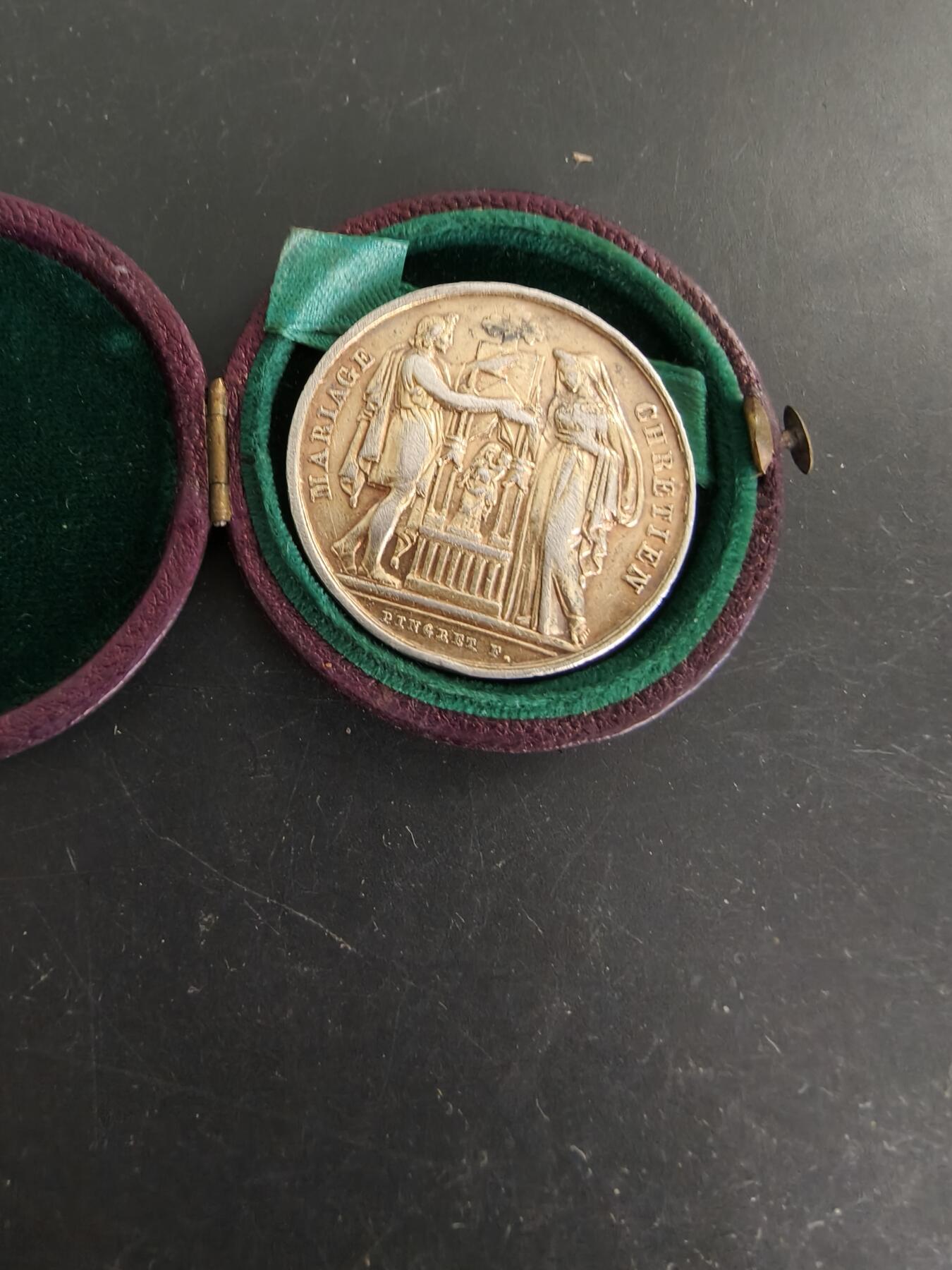 老王徽章第166期 法国银婚章    950银镀金    原盒    直径30mm.   重量11.9g