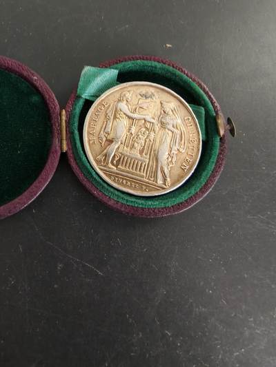 老王徽章第166期 - 法国银婚章    950银镀金    原盒    直径30mm.   重量11.9g