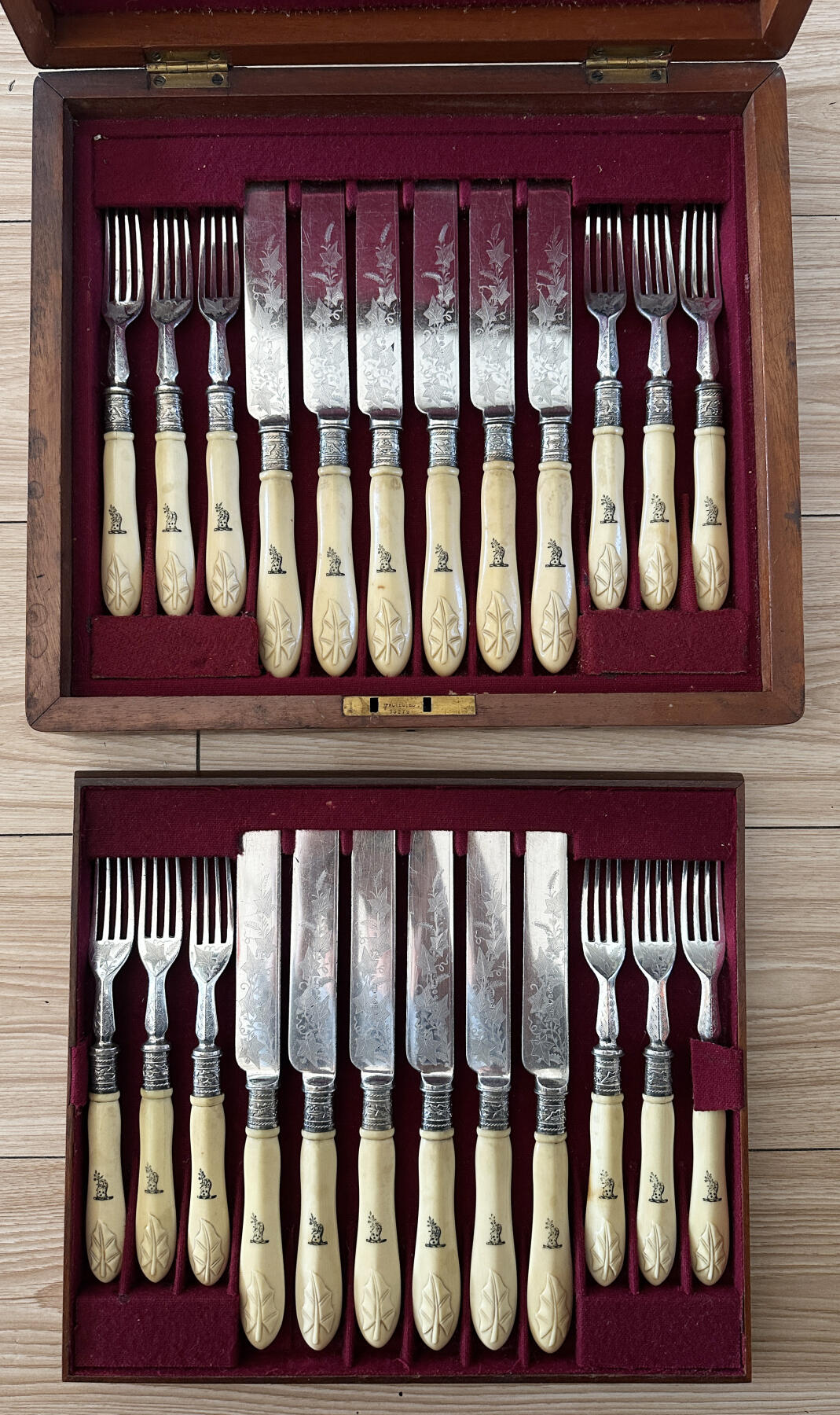 【俄甄集藏】2025年(045)12-03 星期三 晚 19:30 全场包邮 英国伦敦1870-1893年威廉·胡顿&父子制银公司出品古董刻花白色珍贵材料柄镀银餐刀、餐叉24支一套，原木盒，刀长：215mm，叉长：180mm，总重量：851克，设计精美，保存完好