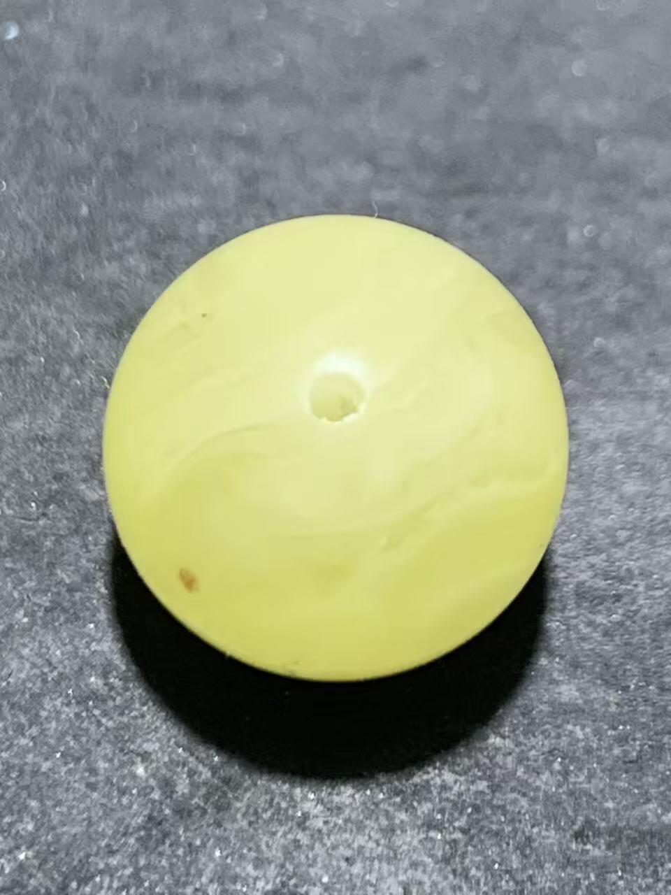 天然俄料原矿蜜蜡通货圆珠一颗，。