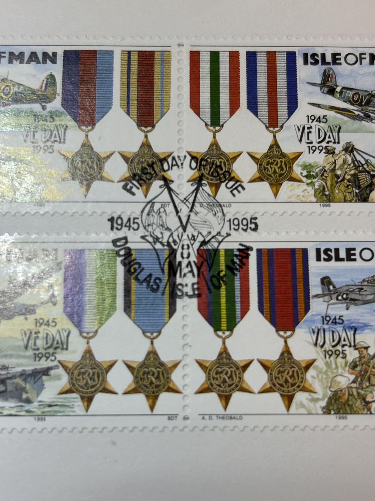 盛世勋华——号角文化勋章邮票专场拍卖第291期 英国马恩岛1995年二战欧洲战场胜利50周年首日收藏纪念币封，包括面值5克朗的丘吉尔克朗型纪念币，4枚二战之星和反映英国海陆空军奋勇作战的邮票，限量发行，编号为10999，少见品种，属于1995年VE Day50周年的主题邮票套装，包含军事装备、勋章等元素。