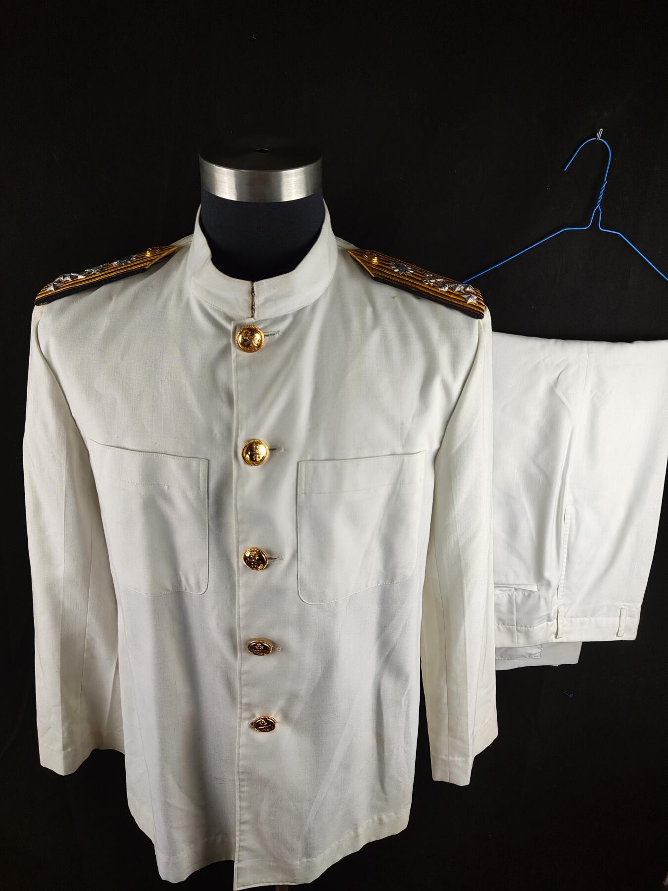 0元起拍勋章 第314期 咸鱼国勋章拍卖专场 11月30日（周日）下午6：00开始 民国白色立领夏服一套 上将阶级 胸围102 肩宽46 衣长78 袖长59 领围41 腰围82 裤长101