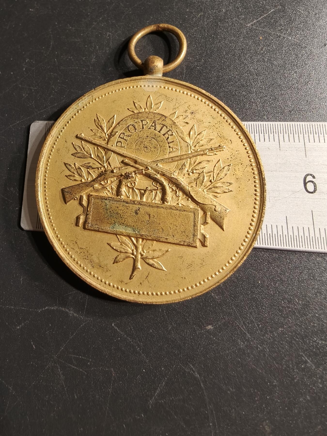 老王徽章第166期 法国射击联盟镀金铜奖章     直径50mm.    重量51.2g