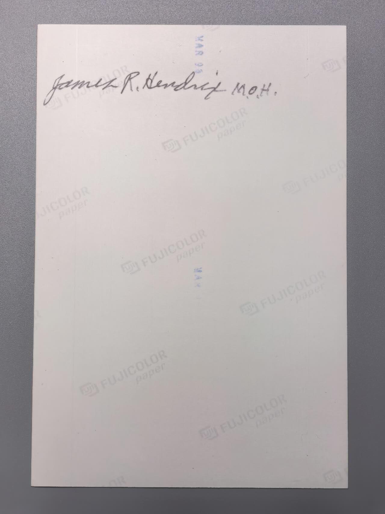 小驴勋章奖章收藏11月29日周六晚六点拍卖（珍爱和平，收藏战争，铭记历史，勿忘国耻，忠党爱国。有偿代拍，送拍规则在简介最后，参拍须阅读规则后再参拍，关系到运费包装发货时效真假辨别等关键信息，拍卖时不再发原图，看大图店主微信码在拍卖店铺介绍里） 荣誉勋章获得者第4装甲师詹姆斯·理查德·亨德里克斯战后签名照和在证书复印件上的亲签，从诺曼底登陆参加了突出部战役，在巴斯托涅（看过兄弟连的朋友应该不陌生）俘获两门88火炮班组人员，还从被击中半履带车上拽下同袍，简直就是阿米利卡超人