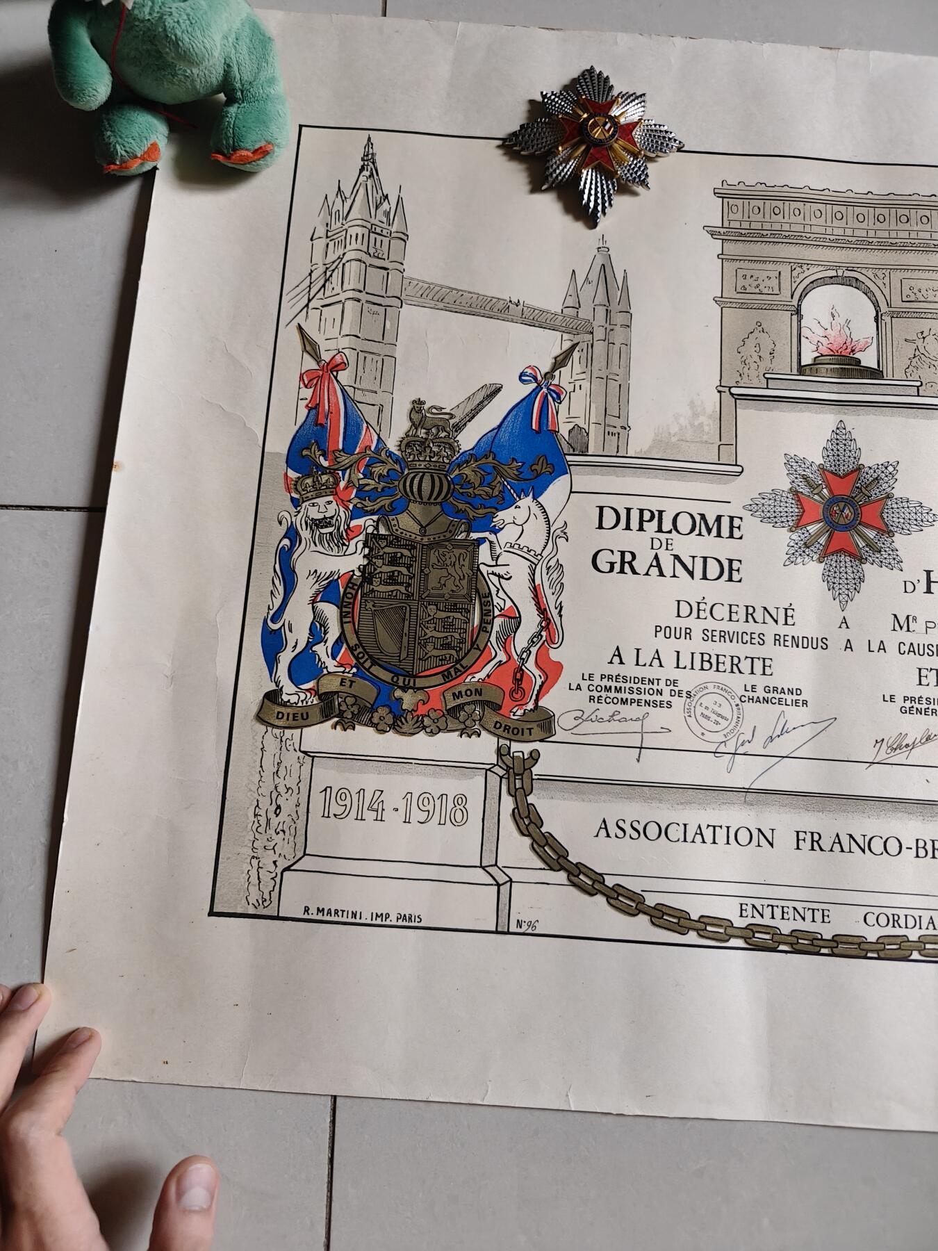 老王徽章第166期 大十字级英法友好协会勋章       带证书以及协会终身成员证      获得者为皮埃尔•德莱唐先生