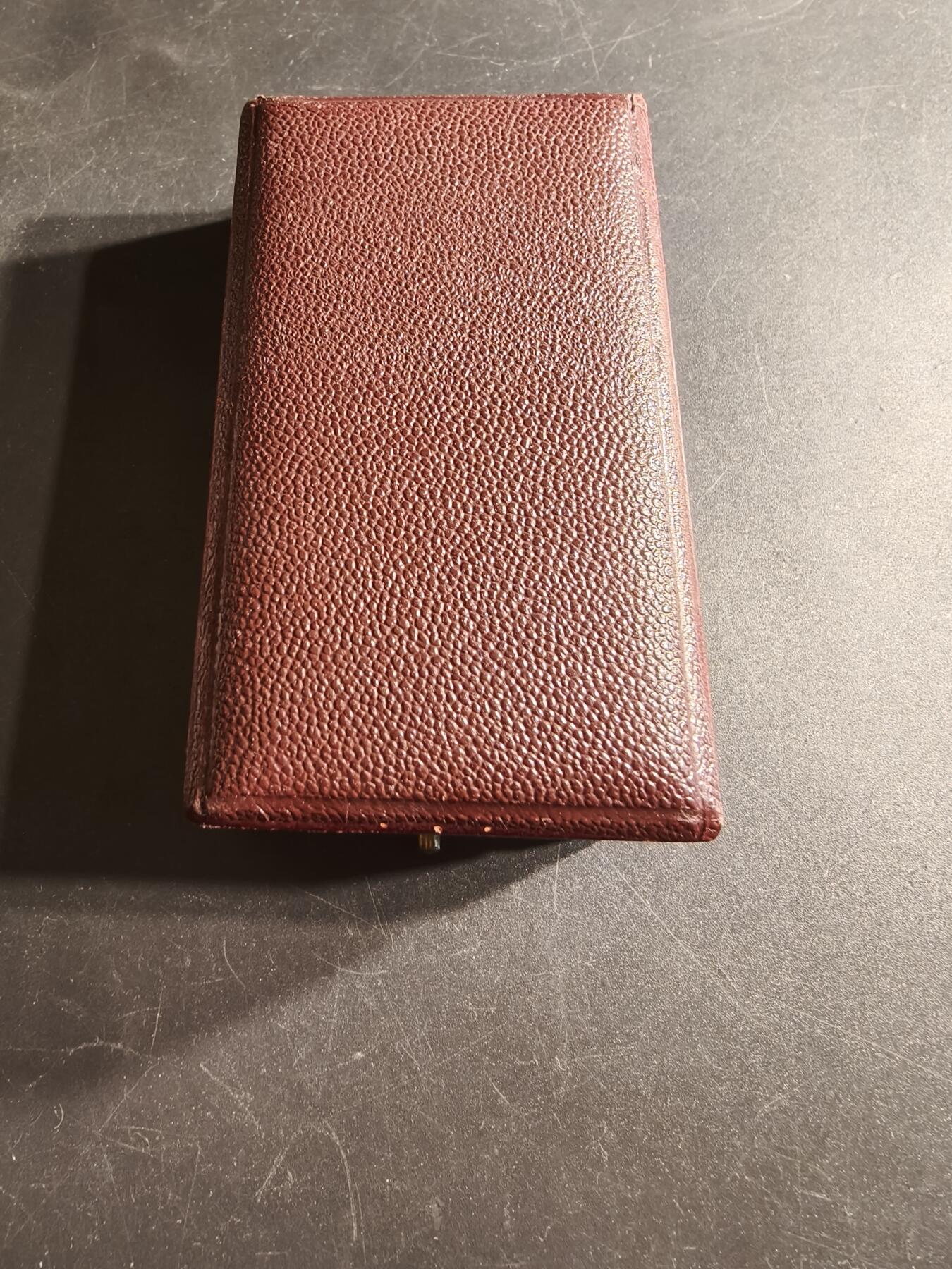 老王徽章第166期 骑士级英法友好协会勋章     原盒带证书（证书底部有折损）    获得者为皮埃尔•德莱唐先生