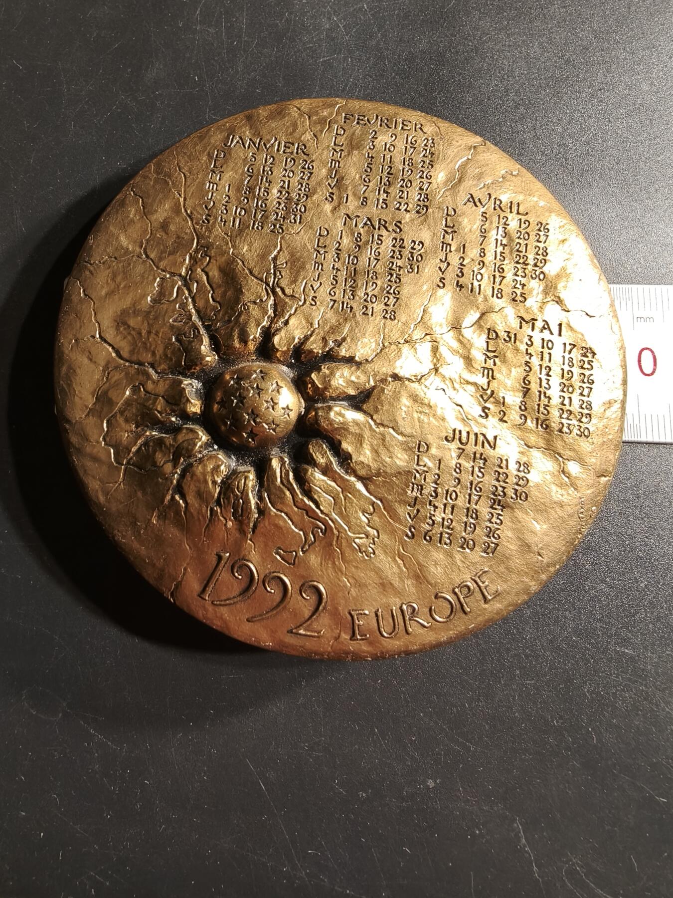 老王徽章第166期 法国1992年日历镀金大铜章     高浮雕    直径94mm.   重量634.4g