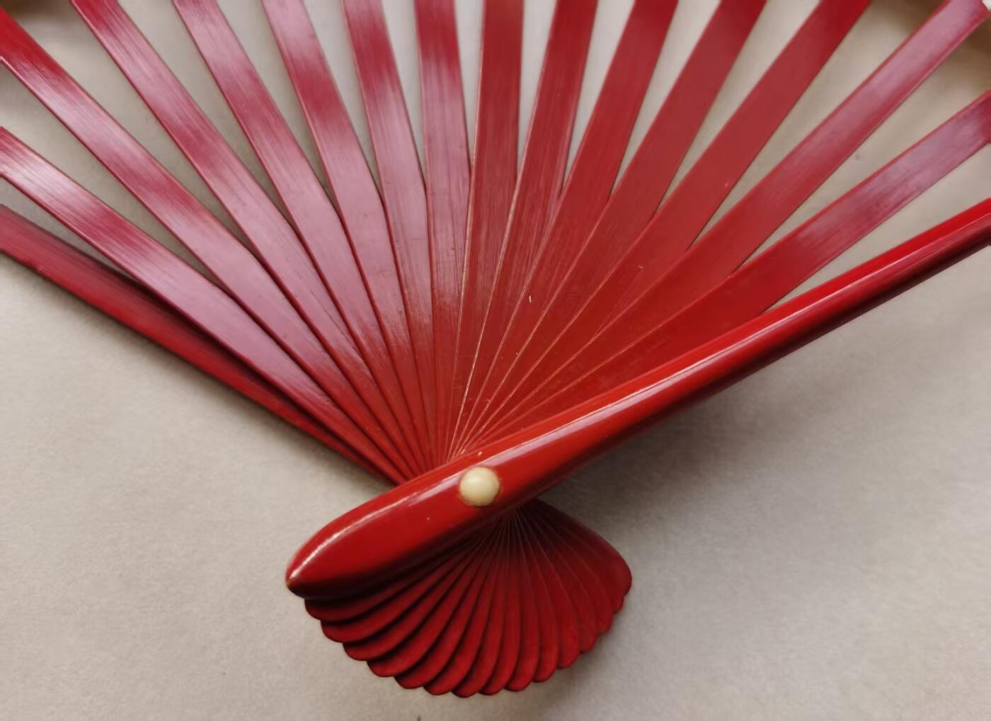 七河·世界钱币杂件水晶矿标小拍（总第29期） 藏家出品X643 邻国老折扇一件 素面 镂空 红色 本件拍品由合作藏家负责邮寄