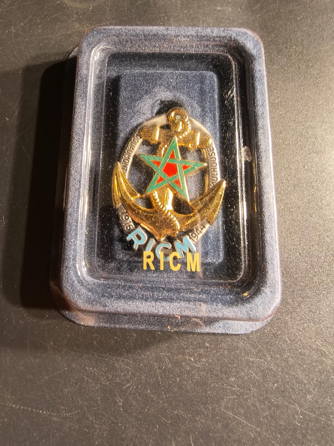 老王徽章第166期 法国海军陆战队坦克团证章    亚瑟贝特朗造     原盒