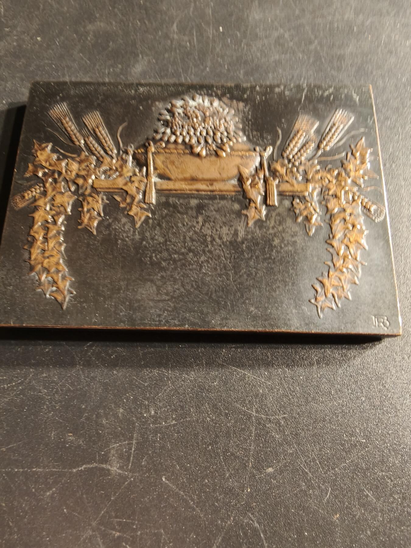 老王徽章第166期 法国金婚方形大铜章     尺寸78×58mm.    重量203.3g