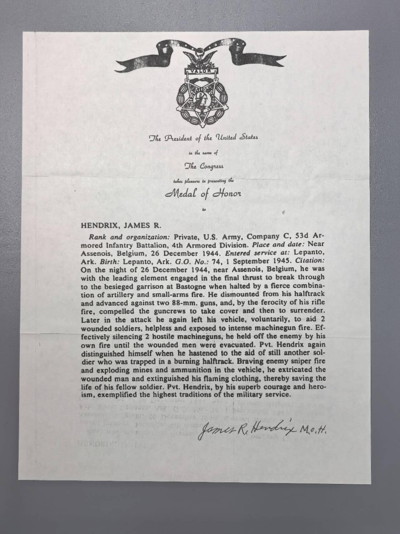 小驴勋章奖章收藏11月29日周六晚六点拍卖（珍爱和平，收藏战争，铭记历史，勿忘国耻，忠党爱国。有偿代拍，送拍规则在简介最后，参拍须阅读规则后再参拍，关系到运费包装发货时效真假辨别等关键信息，拍卖时不再发原图，看大图店主微信码在拍卖店铺介绍里） 荣誉勋章获得者第4装甲师詹姆斯·理查德·亨德里克斯战后签名照和在证书复印件上的亲签，从诺曼底登陆参加了突出部战役，在巴斯托涅（看过兄弟连的朋友应该不陌生）俘获两门88火炮班组人员，还从被击中半履带车上拽下同袍，简直就是阿米利卡超人