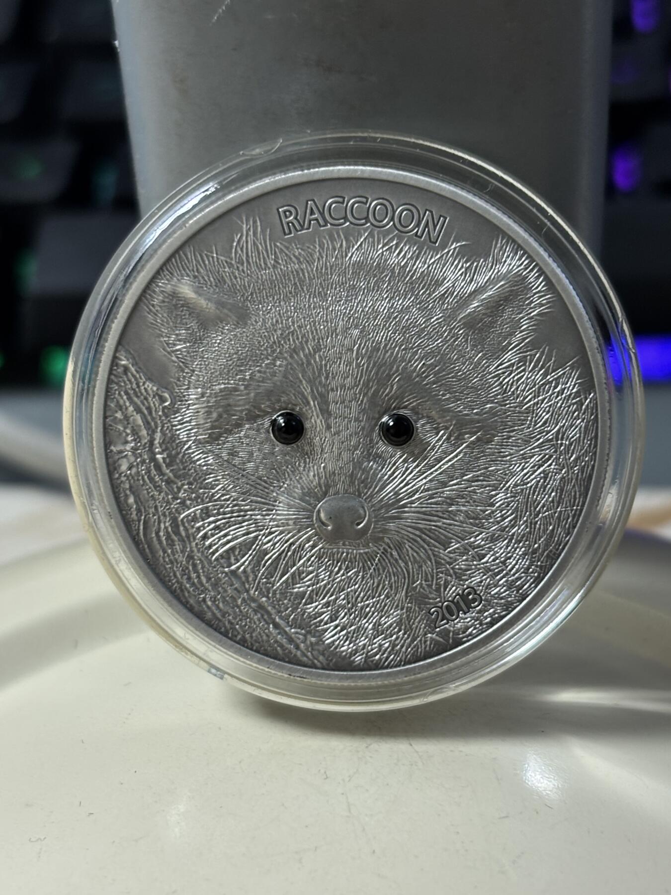 第183期拍卖 瓦努阿图2013年小浣熊镶天然黑钻石1盎司纪念银币，999银，发行1500枚