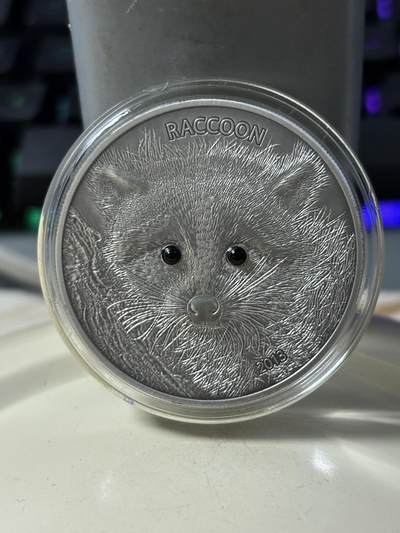 第183期拍卖 - 瓦努阿图2013年小浣熊镶天然黑钻石1盎司纪念银币，999银，发行1500枚