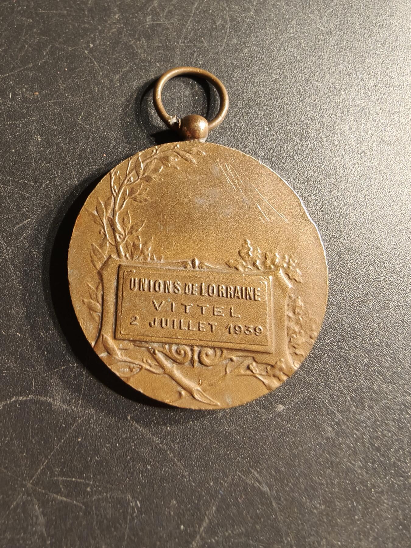 老王徽章第166期 法国洛林射击联盟铜奖章     戎装战士形象    原盒     直径35mm.    重量20g