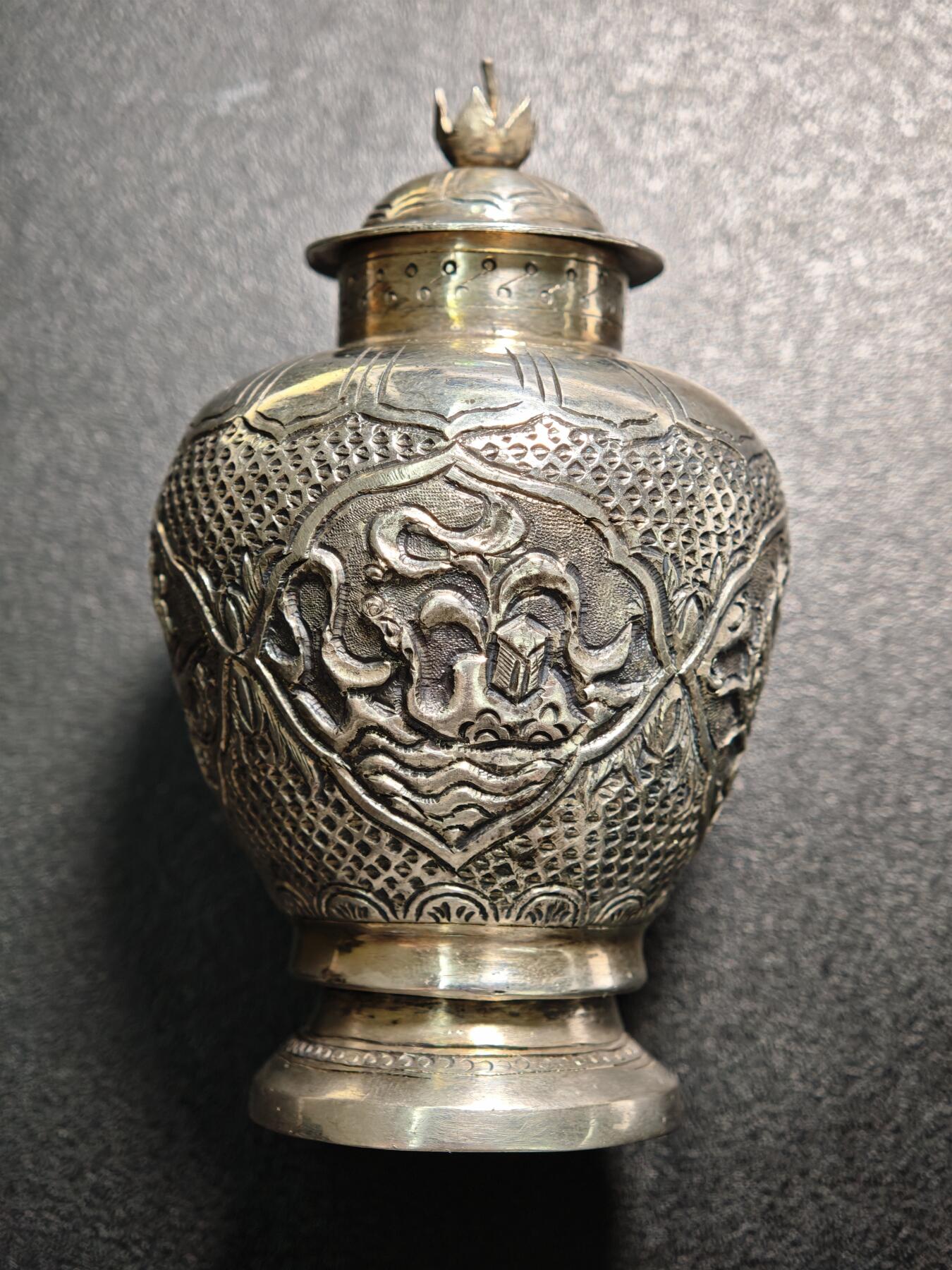 【德藏】世界币章拍卖第155期（拍品征集中~欢迎藏友联系） 回流龙凤雕花银瓶 瓶高约：83.4mm（含盖），瓶身直径约：50.8mm，瓶盖直径约：29.6mm，瓶重约：54.5g（含盖)）