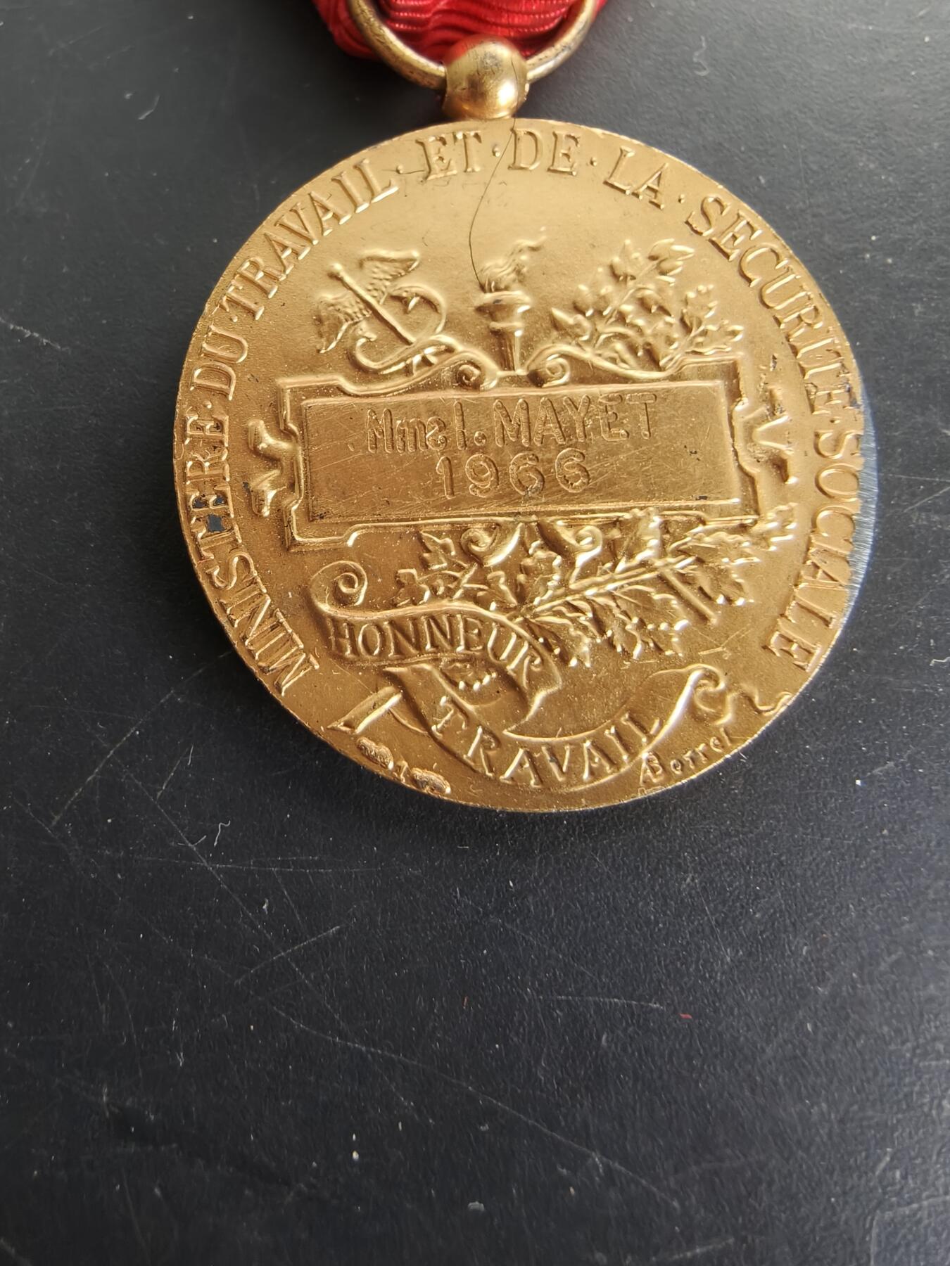 老王徽章第166期 法国金级劳工奖章    950银镀金    13.2g      