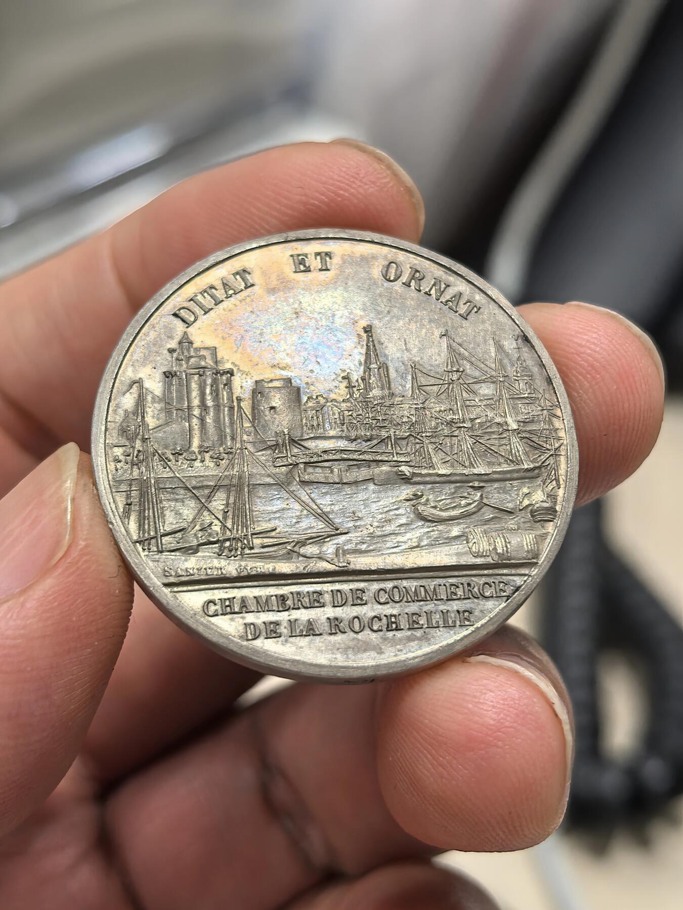 博洋堂世界钱币拍卖第149期（全场包邮） 十九世纪《海港风情》法国拉罗谢尔商会纪念银章，双面原味老彩包浆，底板细腻干净，画面线条繁而不乱，城市细节拉满