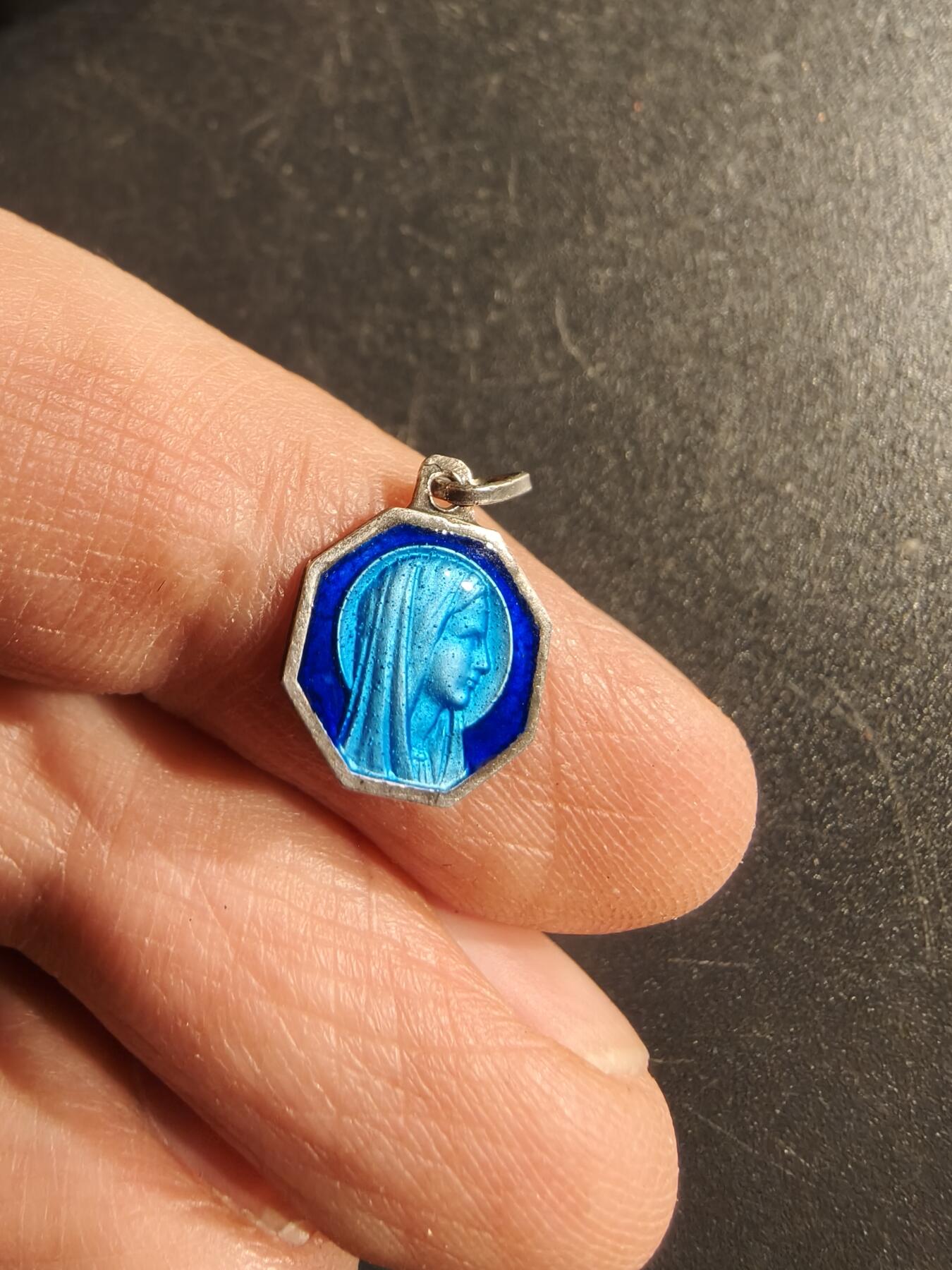 老王徽章第166期 法国天主教会纪念章    银质珐琅     0.7g