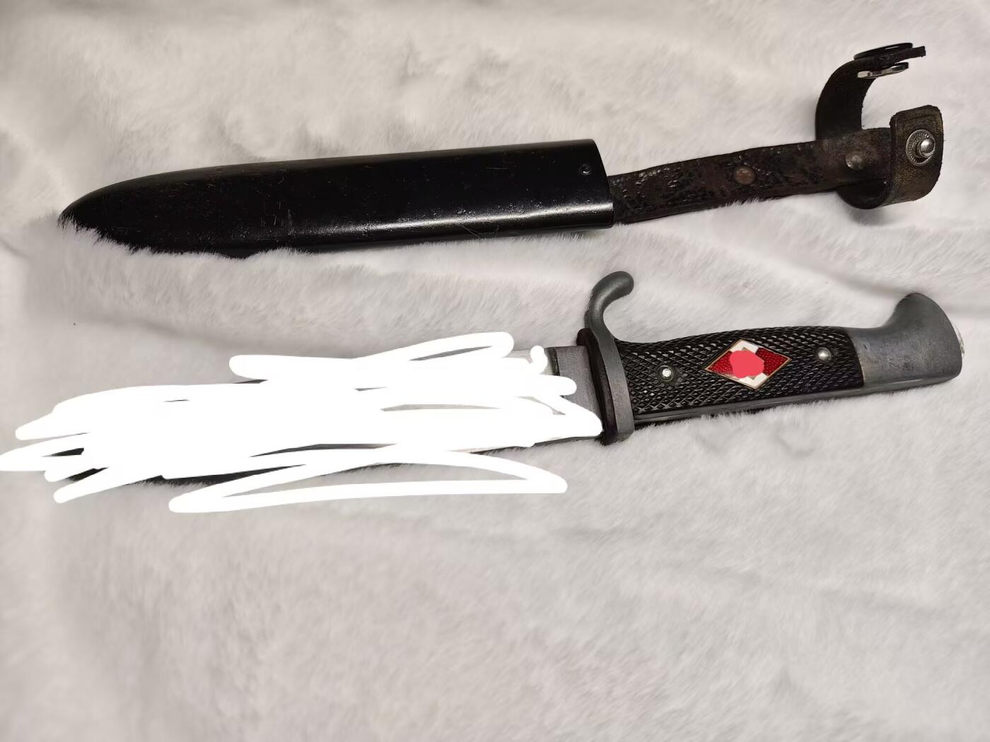 ww两，青年团小刀一套品相很好，刀面没有严重磨损，rzm m7/13标，