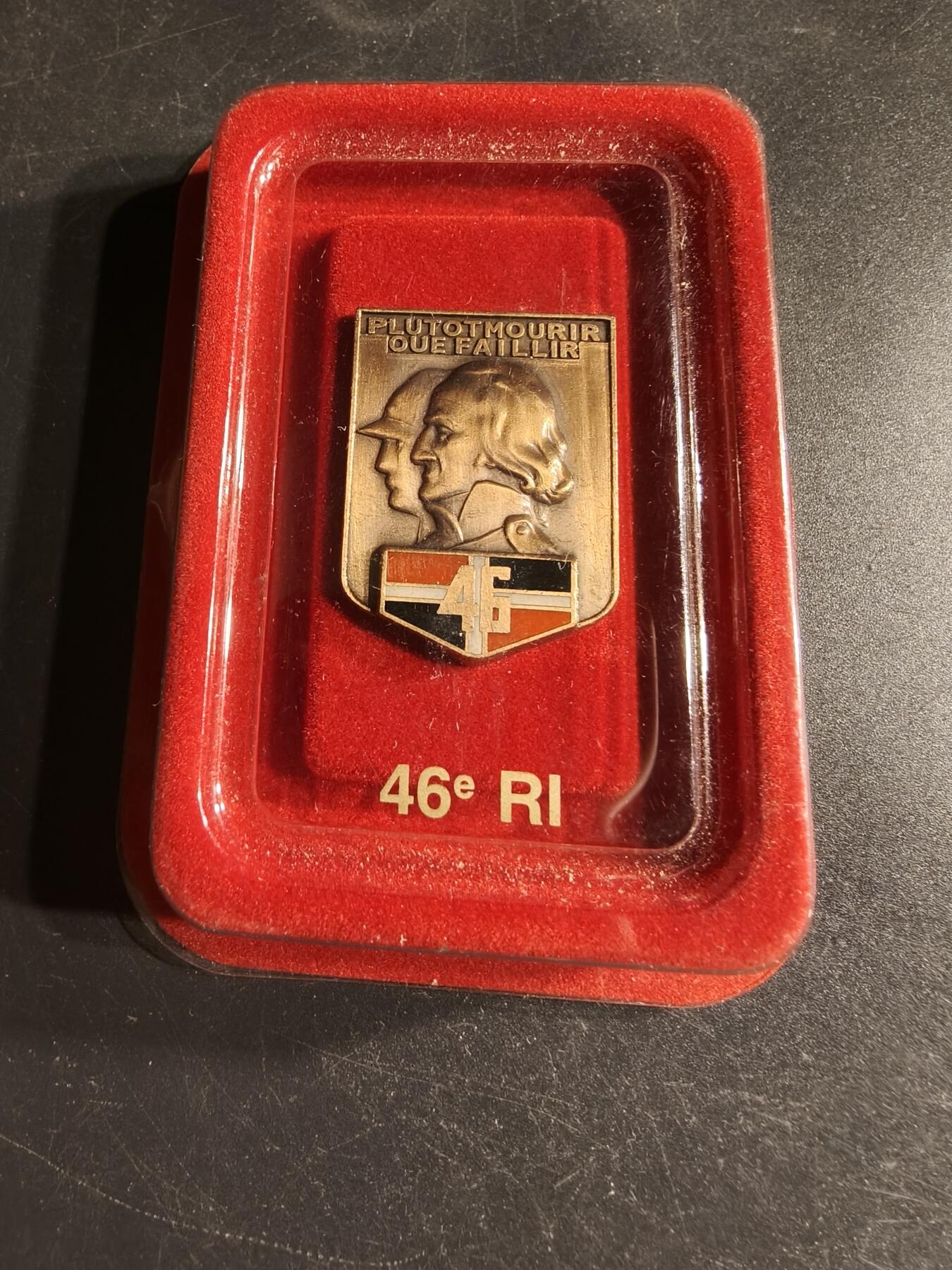 老王徽章第166期 法国第46步兵团证章    亚瑟贝特朗造     原盒