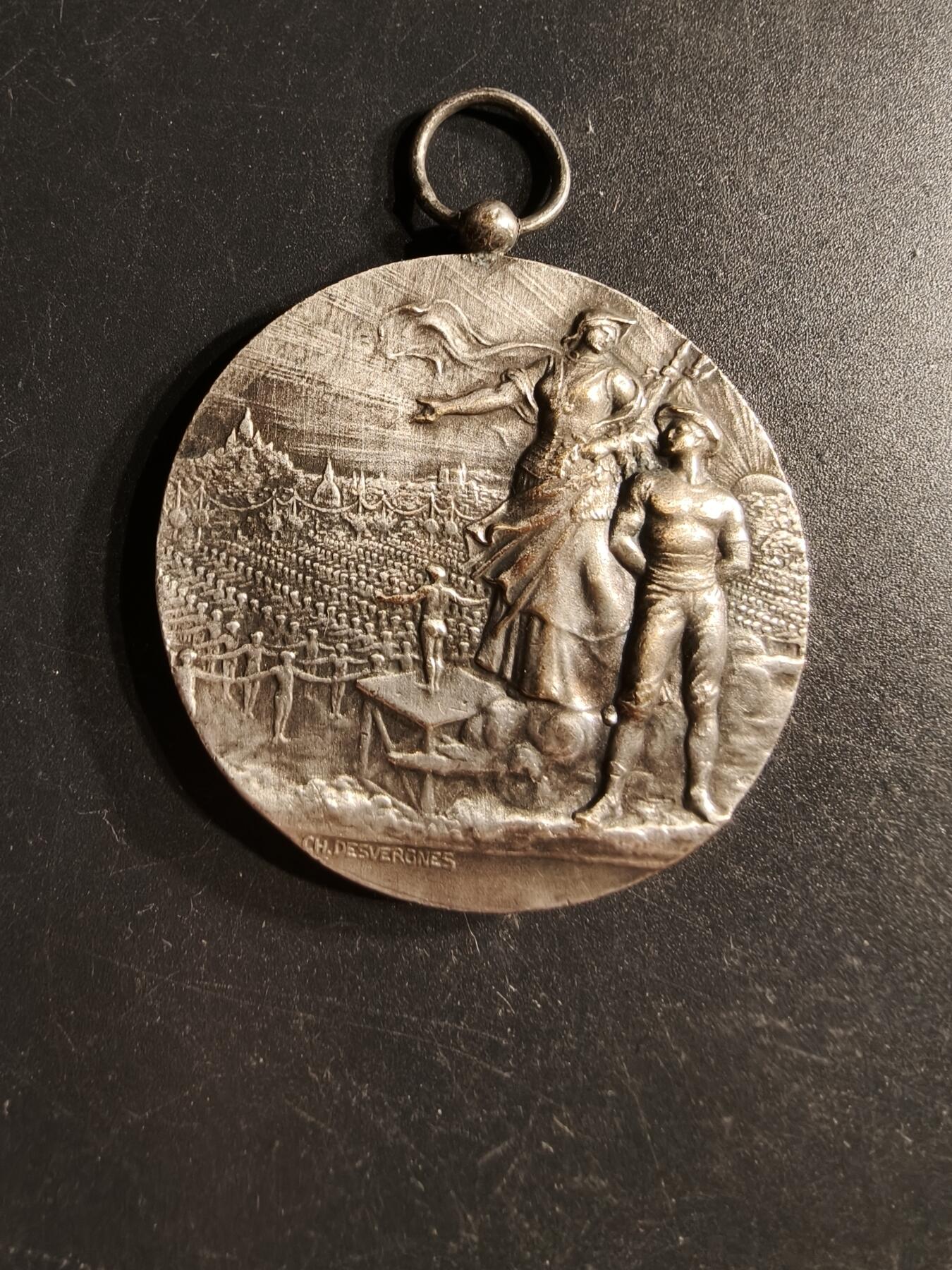 老王徽章第166期 法国体育协会镀银铜奖章     直径44mm.   重量43g