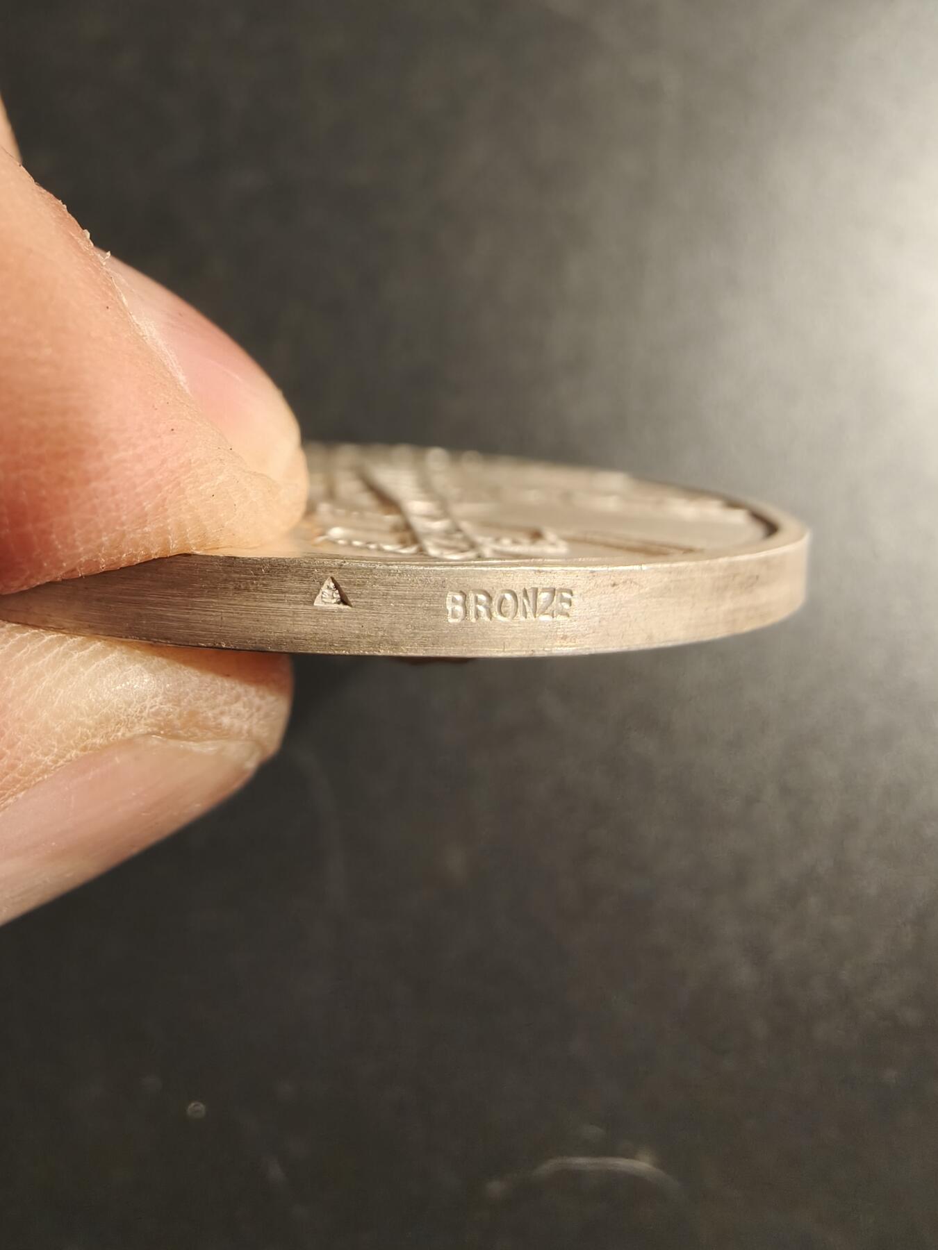 老王徽章第166期 法国电气公司镀银大铜章    大师Dropsy作品     直径54mm.    重量71.4g