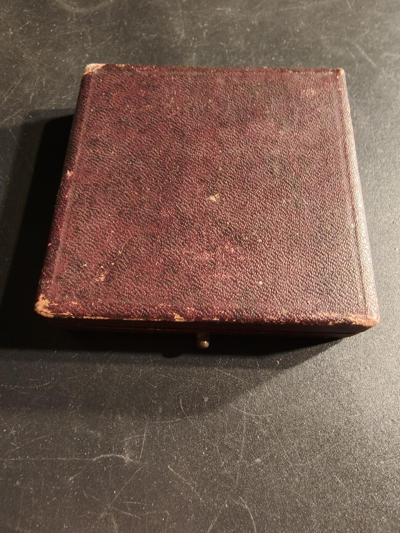 老王徽章第166期 法国1883年塞尚农业博览会大银章    原盒950银    直径52mm.    重量61g