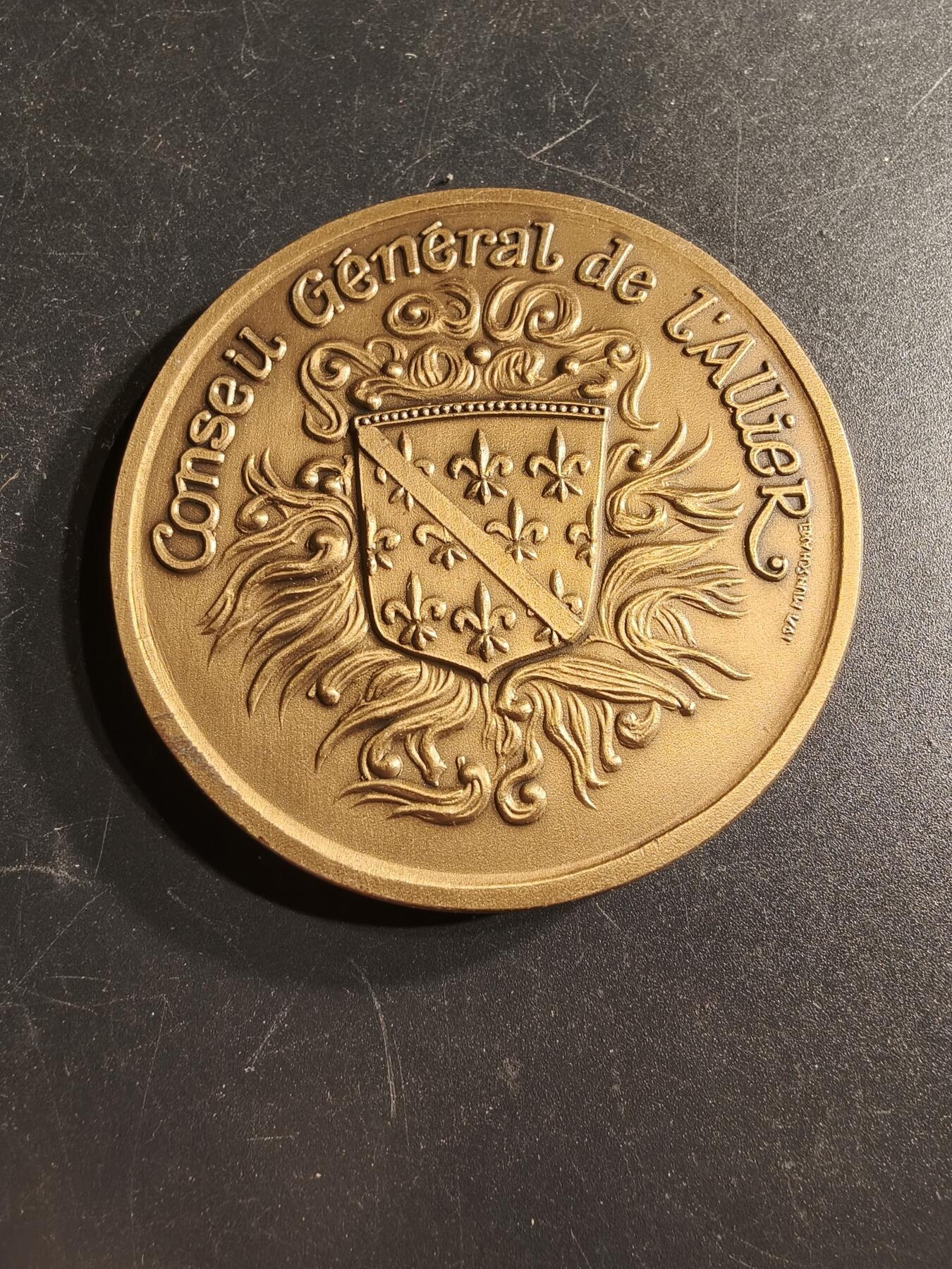 老王徽章第166期 法国阿列省议会大铜章     原盒有损    高浮雕     直径64mm.    重量127.7g