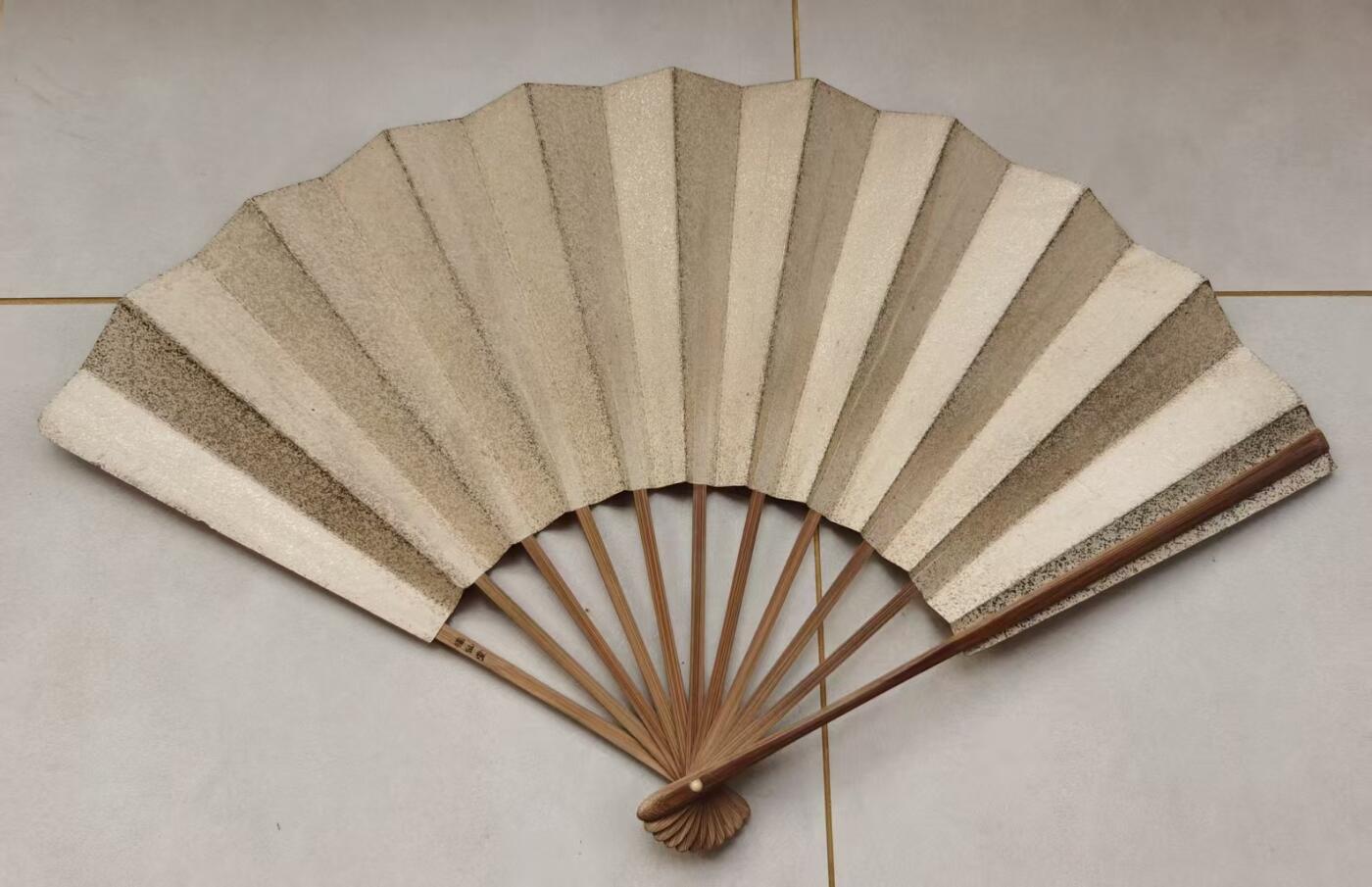 七河·世界钱币杂件水晶矿标小拍（总第29期） 藏家出品X644 邻国“福仙堂”款老折扇一件 素面 本件拍品由合作藏家负责邮寄