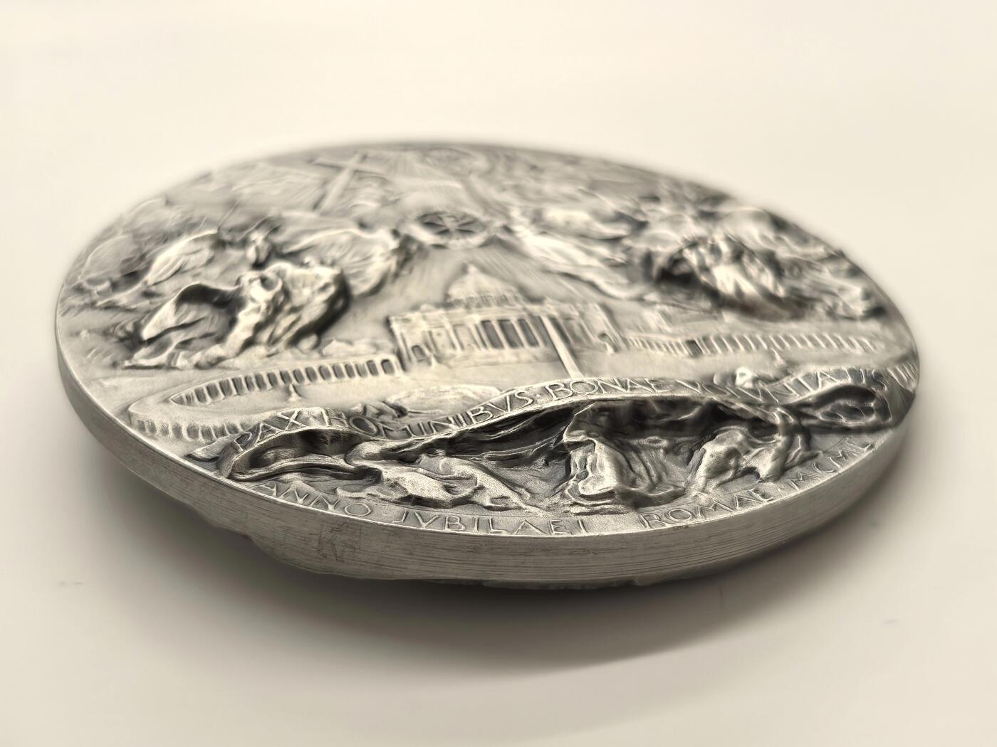 博洋堂世界钱币拍卖第149期（全场包邮） 1950年意大利教皇庇护十二世圣年非凡禧年大型纪念章，博宁塞尼亚雕模，洛里奥利铸造，外拍标注是银章，没有银标不保材质，懂的藏友自行加价拍多少算多少。20世纪最宏伟、最具艺术价值的教皇禧年纪念章之一，堪称意大利纪念章艺术的巅峰代表。 震撼尺寸（直径100毫米），重量约达563克，握于手中尽显沉甸甸的质感与尊贵。大尺寸当年发行量极少，经市场验证，公开渠道几乎难觅其踪，稀有度极高，是为“橱窗级”珍品。